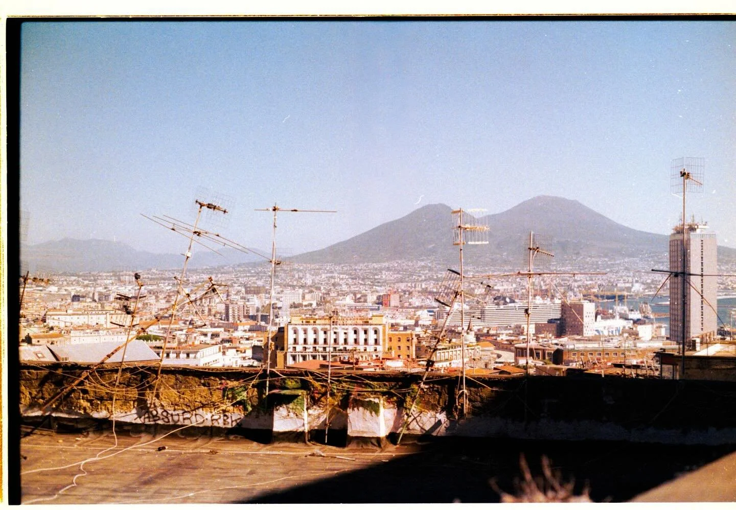 Panorama dell&rsquo;Italia bella 
(traduction trouv&eacute;e sur internet de &laquo;&nbsp;panorma d&rsquo;Italie jolie&nbsp;&raquo;, je suis pas trop s&ucirc;re de mon coup) 

Kodak ultramax, gold et Fuji c200
🌀 Olympus xa-2 et Minolta+50mm
Scan mai