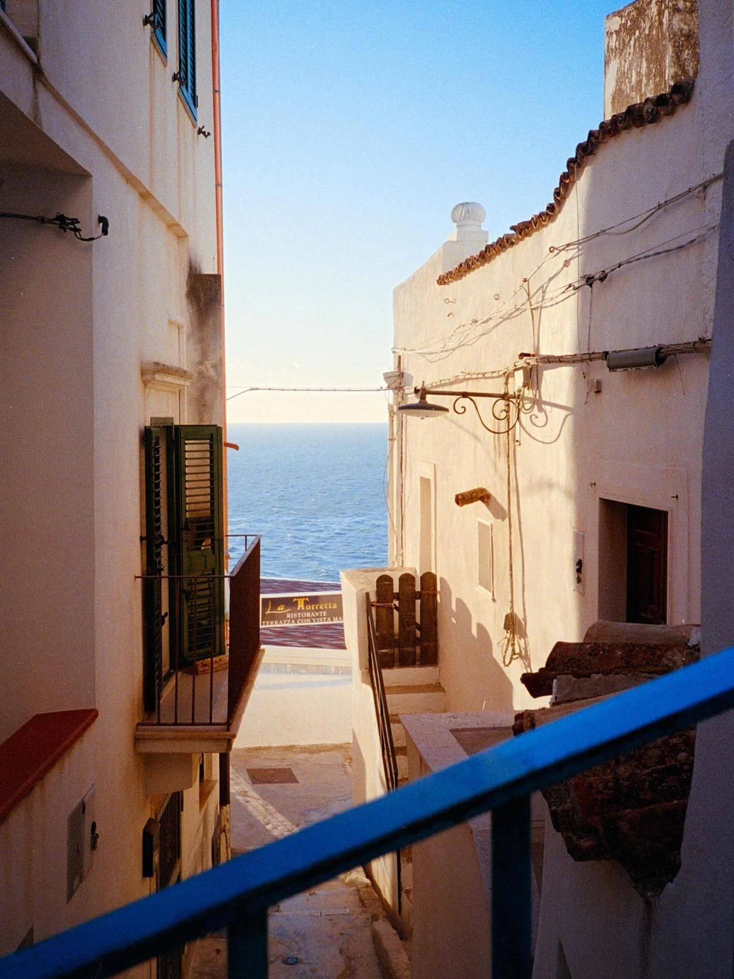 &Egrave; pura poesia
&Egrave; tutto blu

Premiers regards sur l&rsquo;Italie💅🏼

Pellicules 35mm vari&eacute;es 
Olympus xa-2 et Minolta srt101 + 50mm
Scans maison 

💙