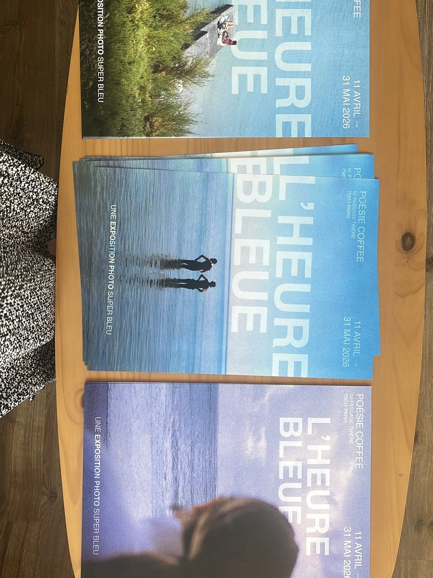 Inspi et aventures pour cr&eacute;er l&rsquo;heure bleue 💖💅🏼🤸🏽&zwj;♀️✨

C&rsquo;est bon elle est pos&eacute;e sur les murs de @poesiecoffee 🤍 Vous pouvez aller la voir jusqu&rsquo;au 31 mai (10 passage thi&eacute;r&eacute; m&eacute;tro Bastille