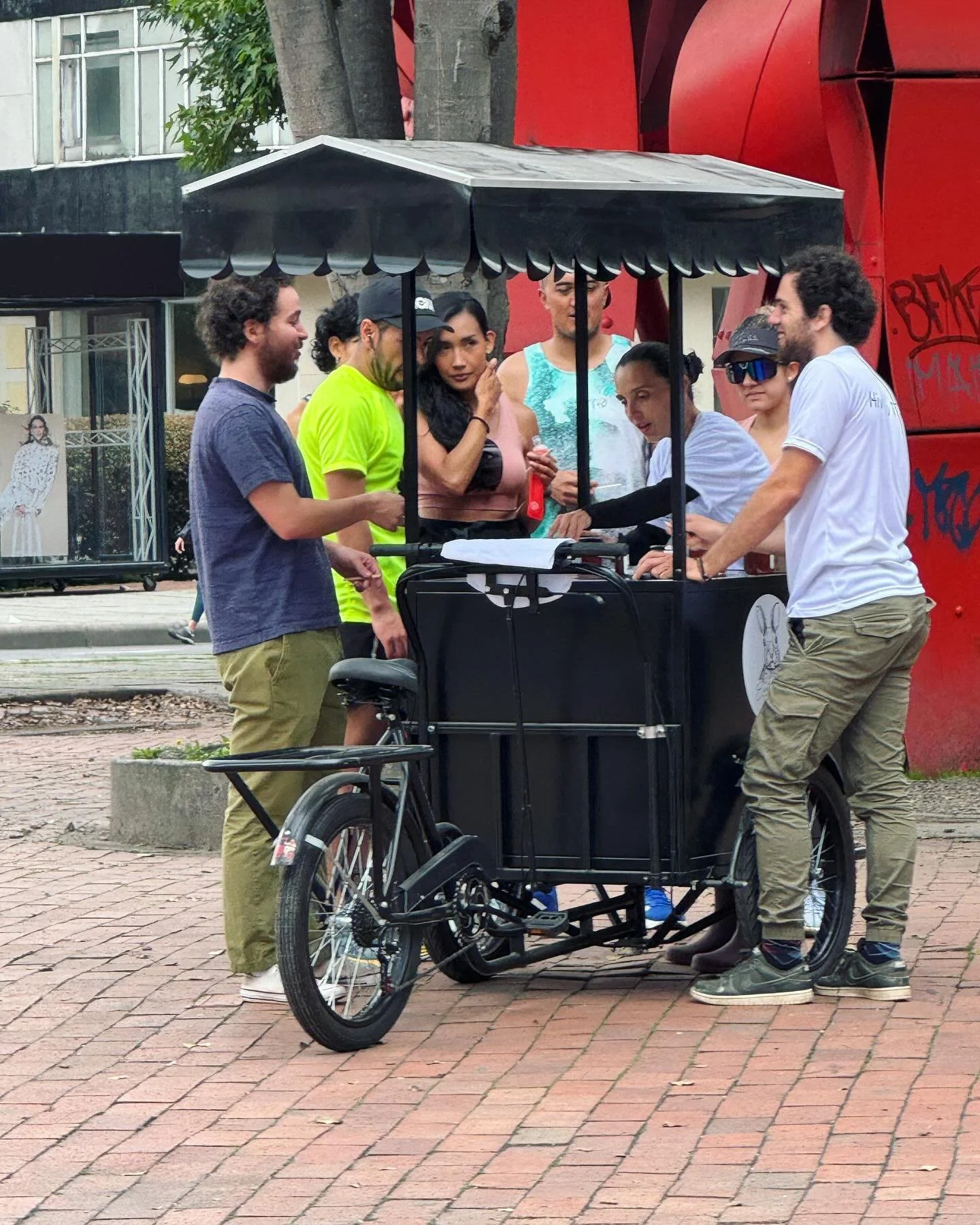 Volvemos al parque El Virrey con nuestro punto m&oacute;vil. Ven y prueba todos nuestros tipos de miel y ll&eacute;vate tu preferida. S&aacute;bado, domingo y lunes de 8:00 a.m. a 2:00 p.m., en la plazoleta de la carrera 15.  #apicultura #apicultor #