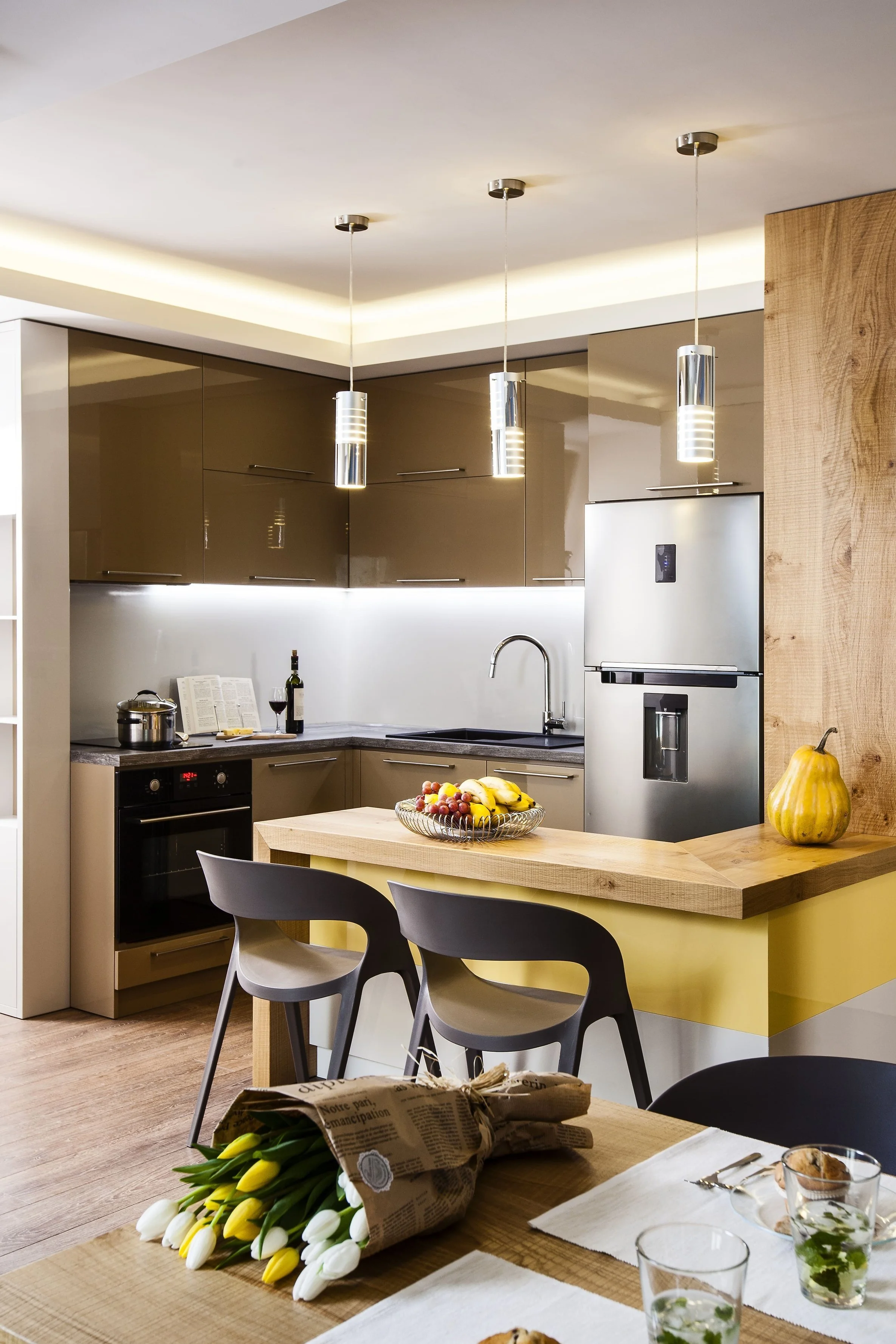 コンテンポラリ⁠ー インテリア - ブル⁠ーを基調に装飾したリビング ル⁠ーム