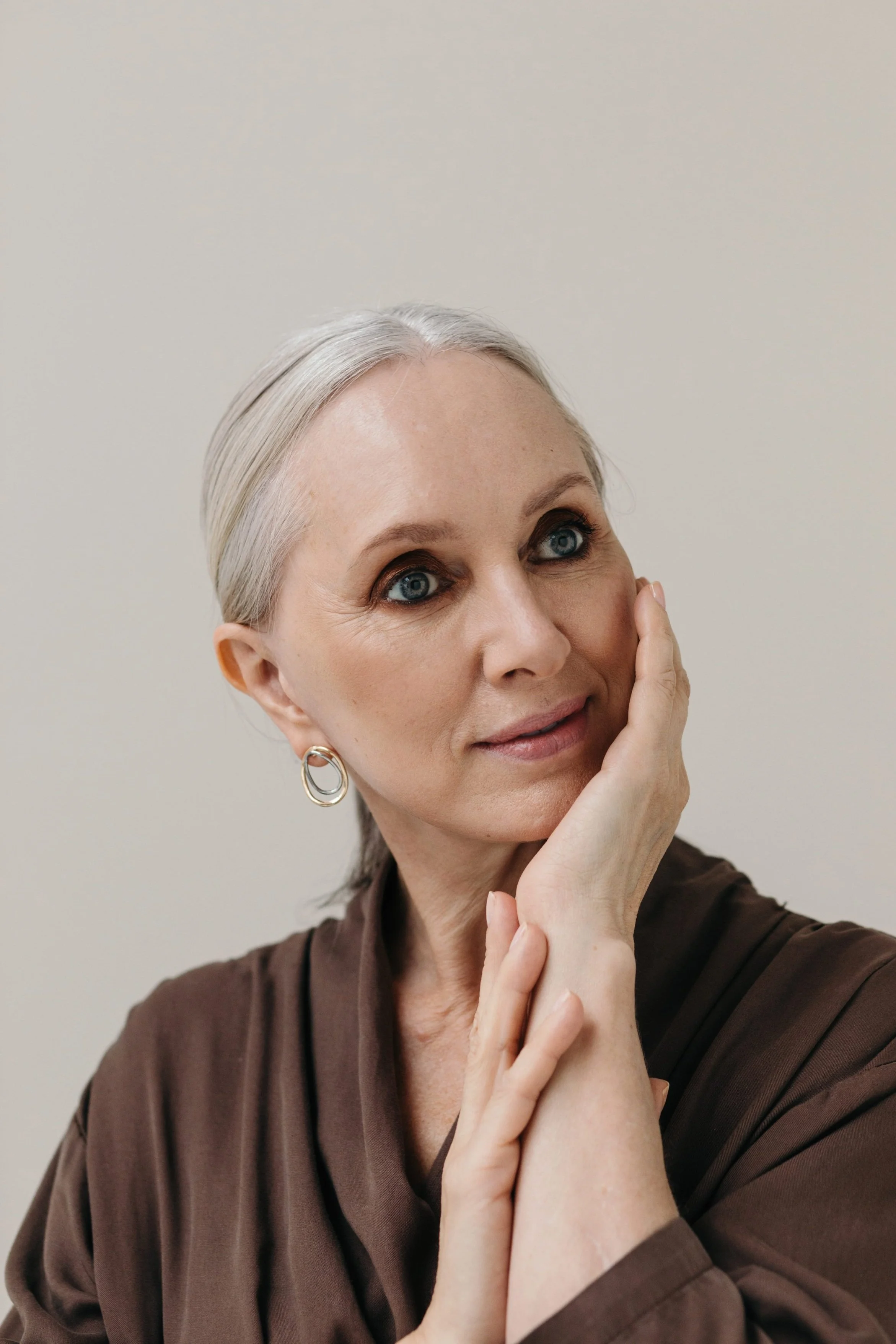 高齢の女性が写⁠ったシ⁠ームレスな背景のポ⁠ートレ⁠ート