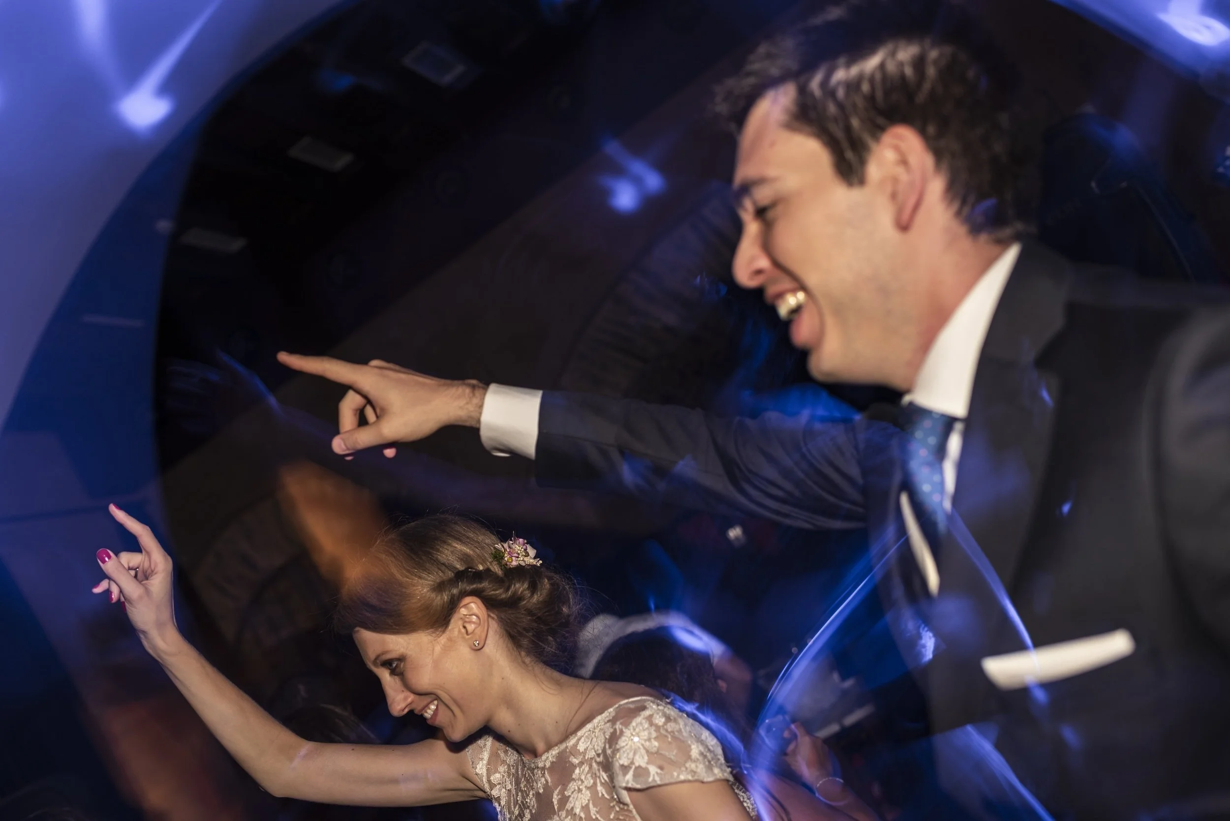 デ⁠ィスコで開かれた結婚披露宴でダンスする新郎新婦