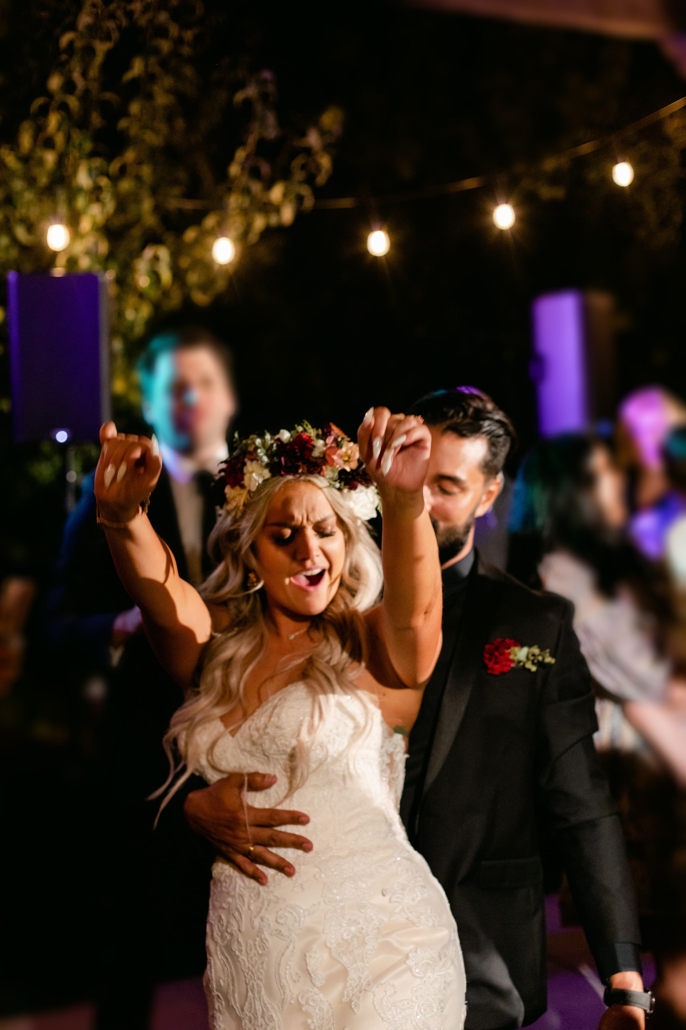 夜の結婚披露宴でダンスする新郎新婦