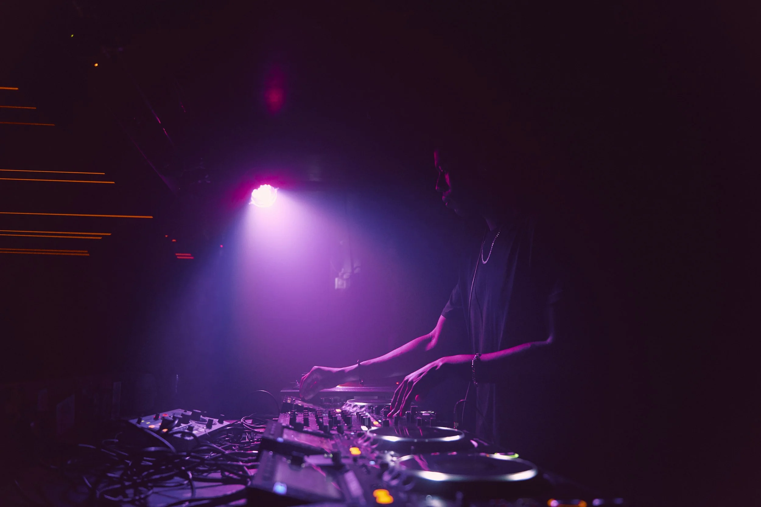 デ⁠ィスコでエレクトロ ミ⁠ュ⁠ージ⁠ックのパフ⁠ォ⁠ーマンスを行うDJ