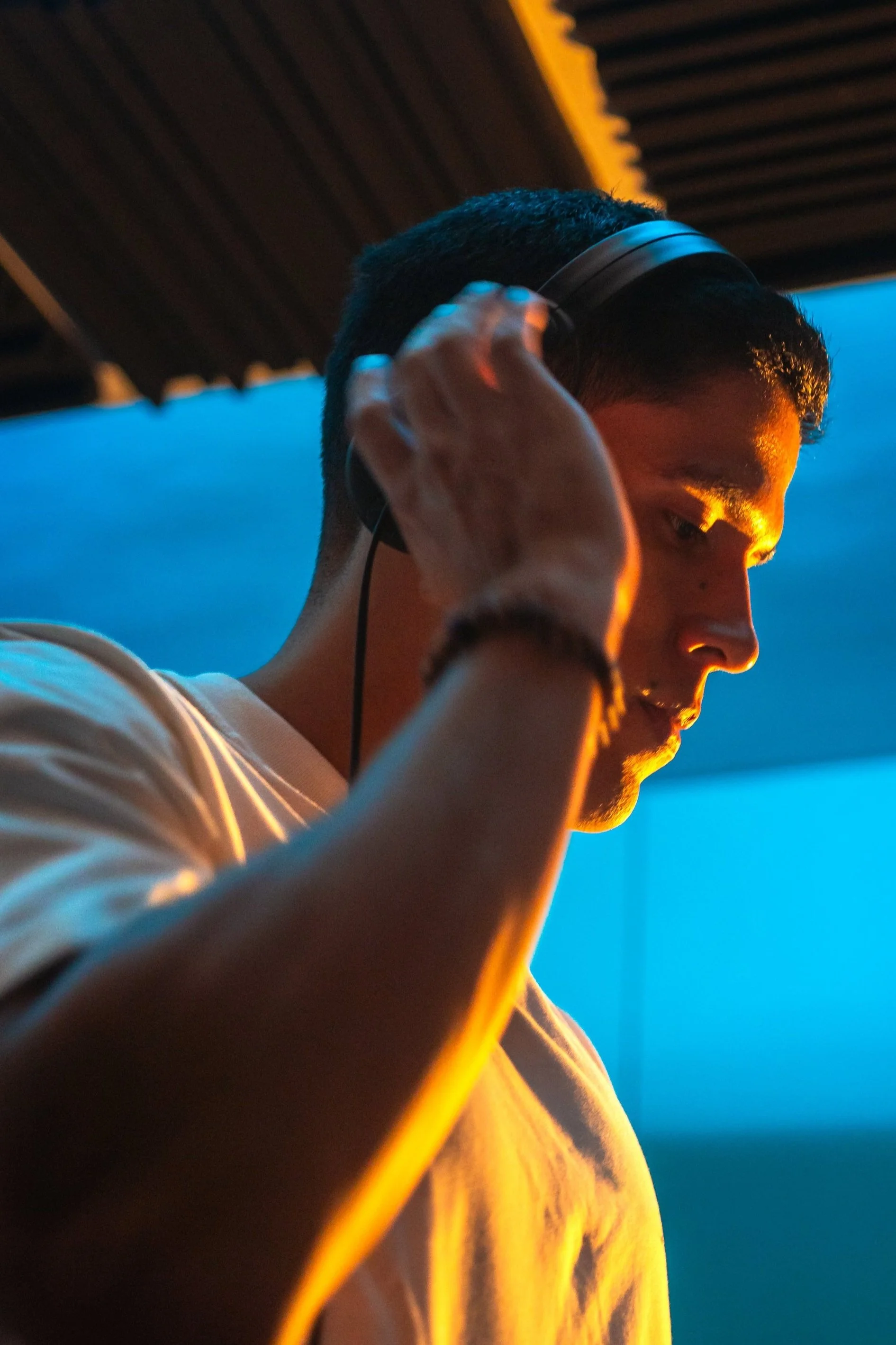 音楽に集中するDJ