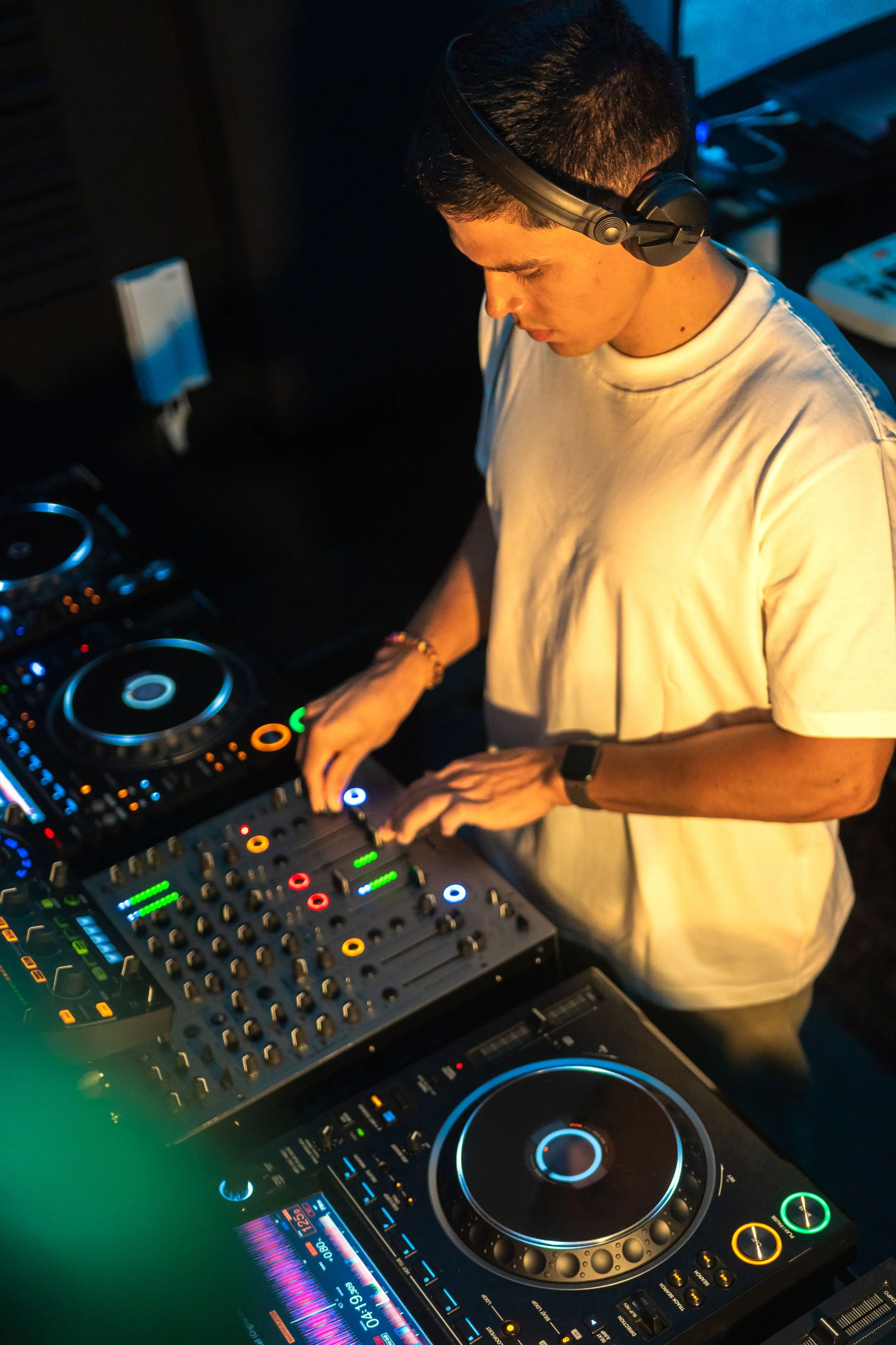 音楽をプレイするDJ