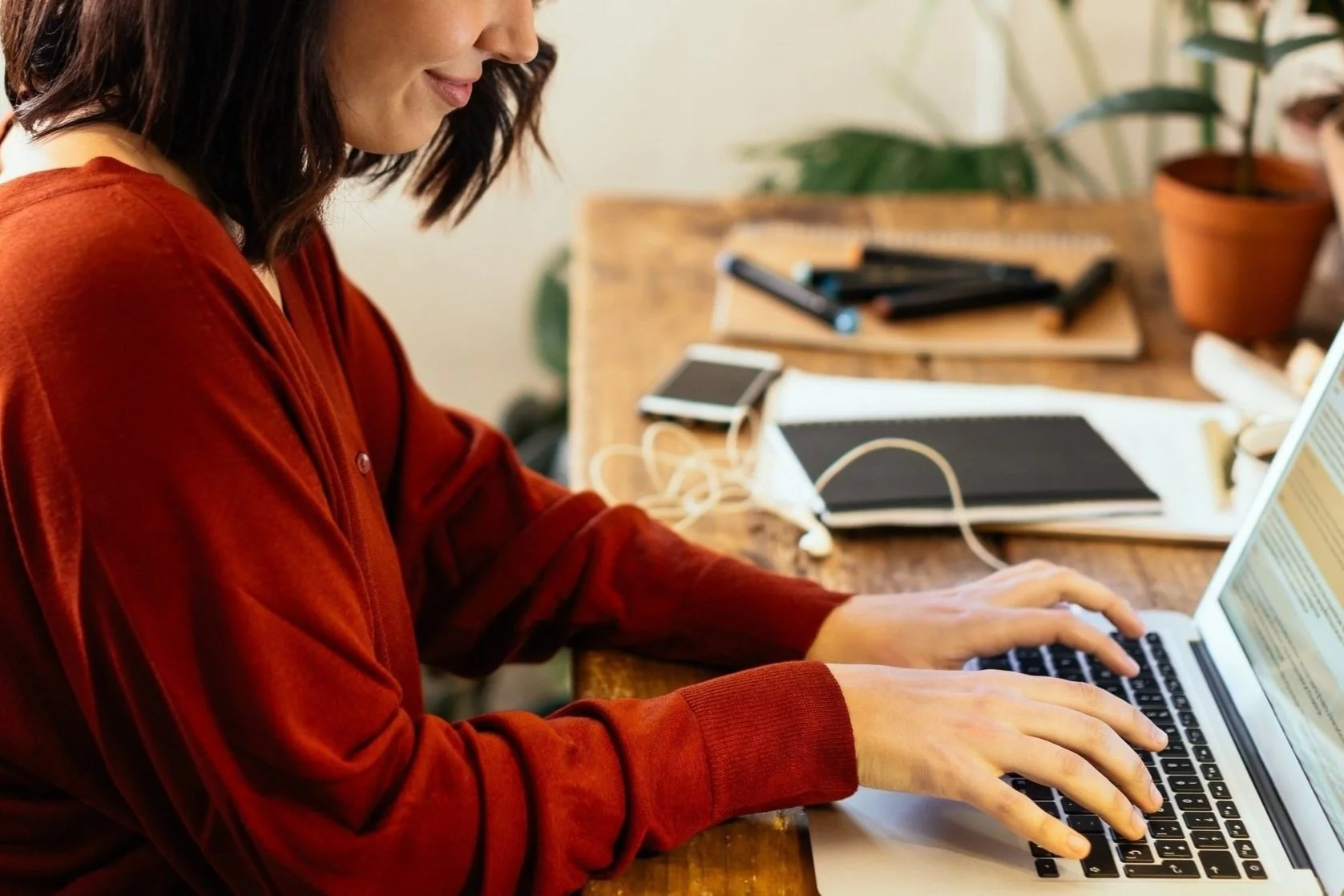 ノ⁠ート パソコンでタイピングする女性の横顔