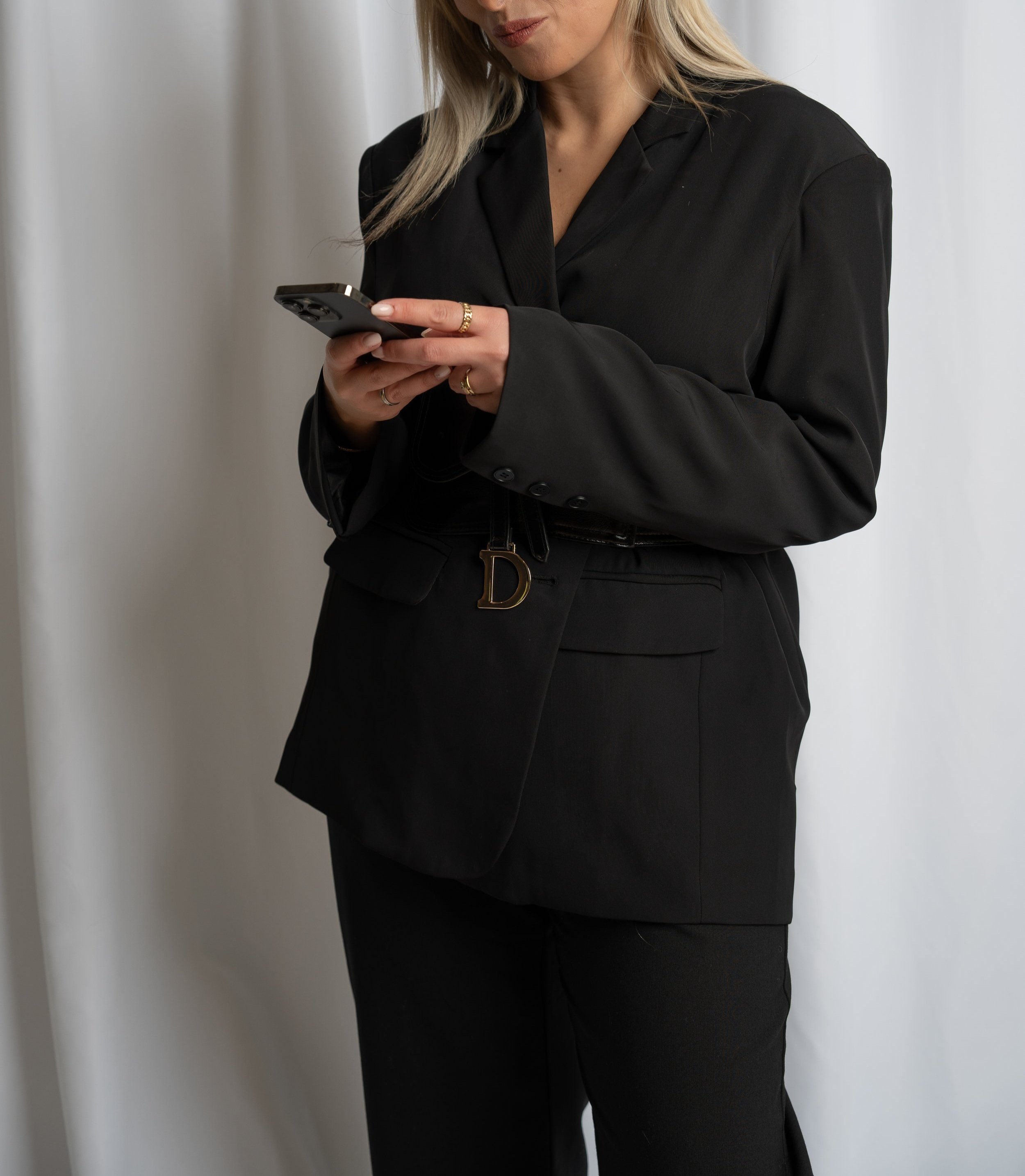 Consultora digital da Just Bespoke em momento de trabalho — planeamento estratégico de marcas.