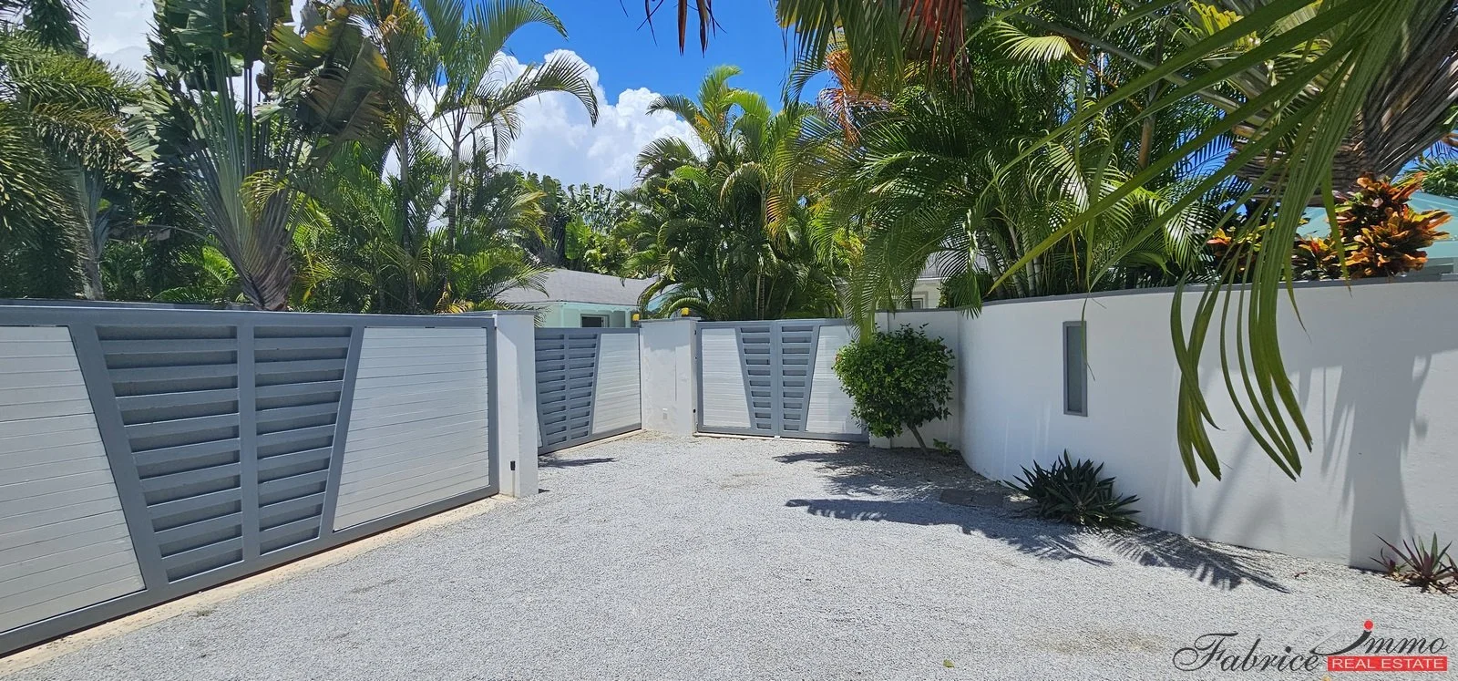 entrada via la residencia.jpg