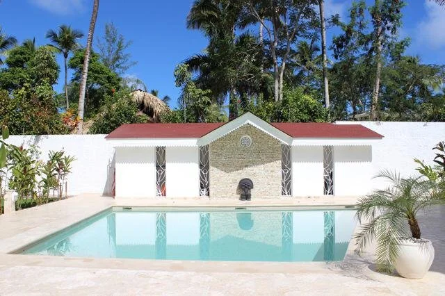 la piscine du condo. web quality.JPG