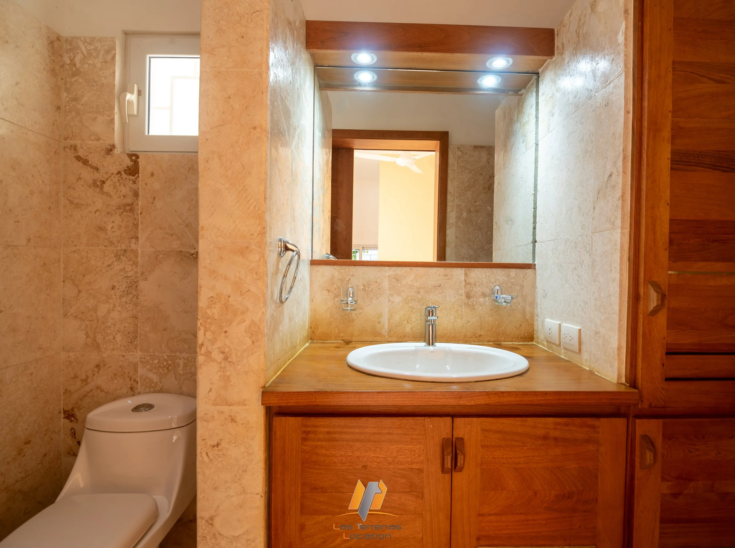 jc baño 2do bungalow.jpg