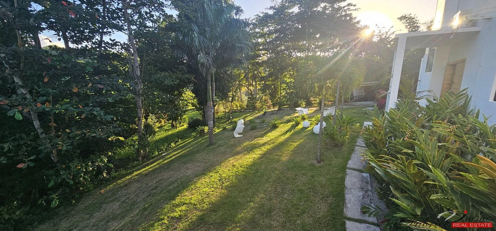 espace jardin sur l´arrière.jpg