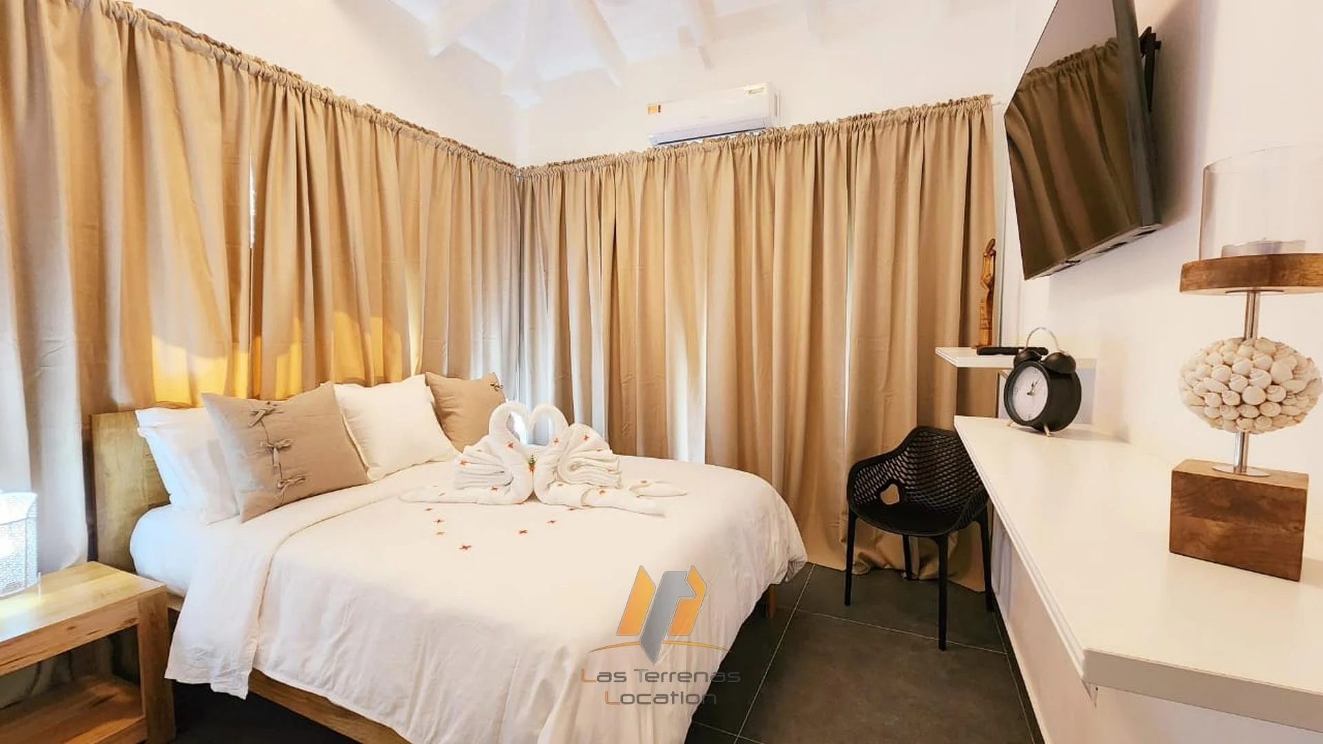 ddb - Chambre Queen simple vue d entree.jpg