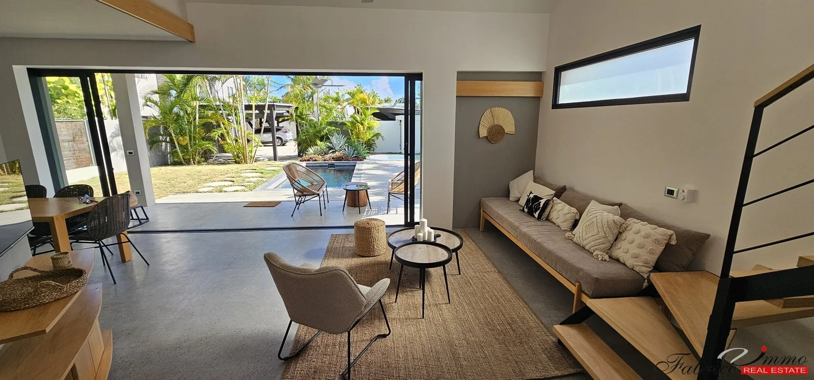 living vers ext..jpg