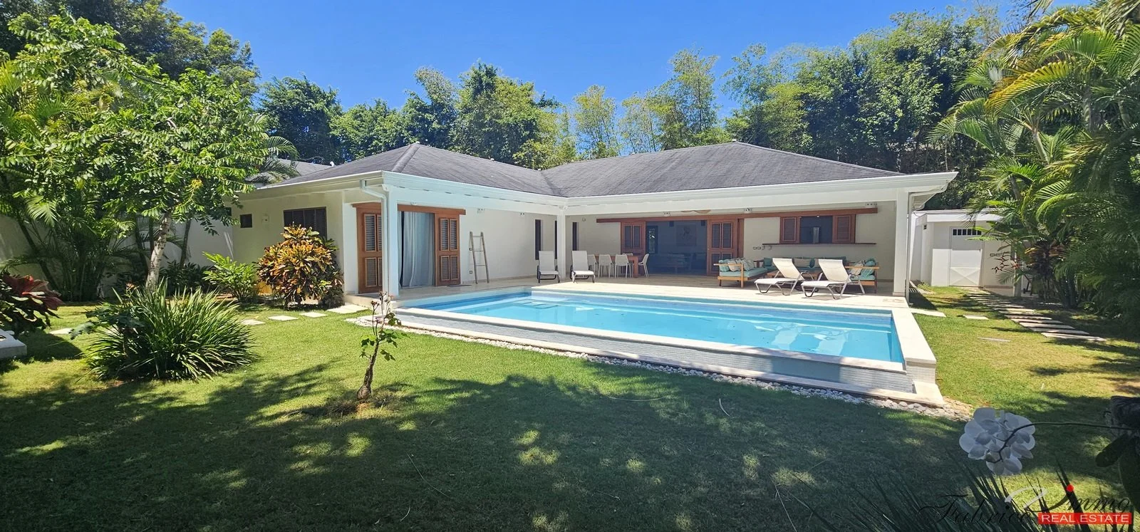 vue ext. large.3.jpg