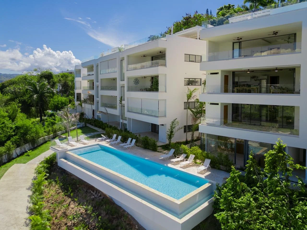 vue du bâtiment et piscine devant.jpeg