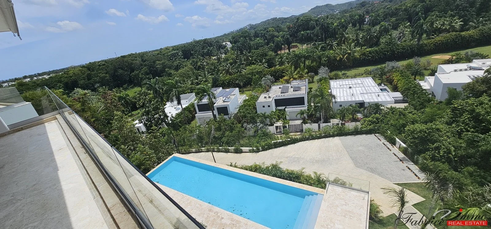 vue sur piscine de la résidence et alentours.jpg