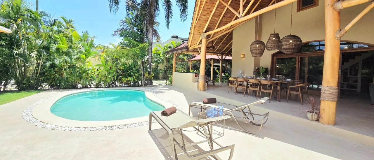 hhg - Terraza Piscina y Casa.jpg