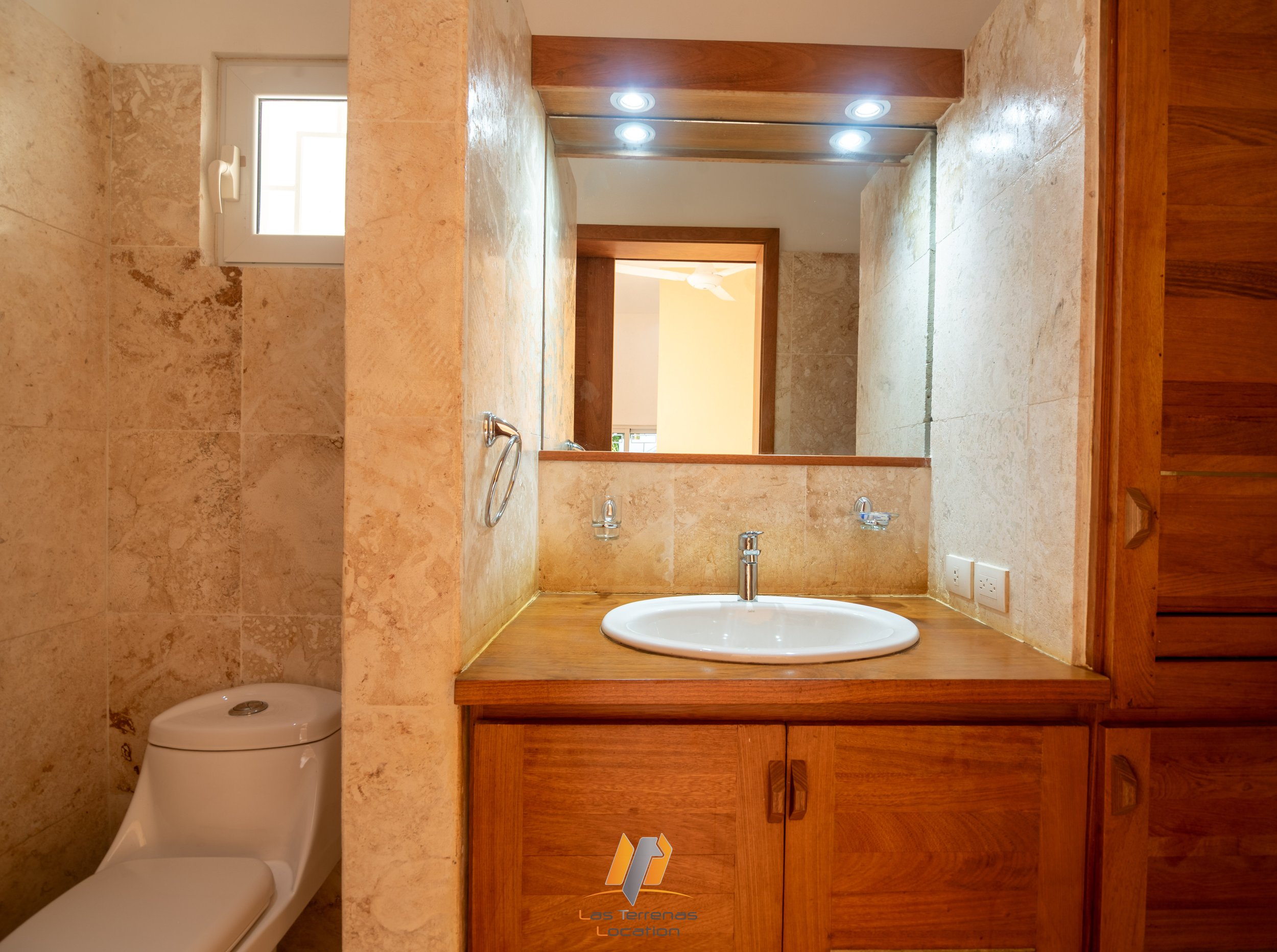 jc baño 2do bungalow.jpg
