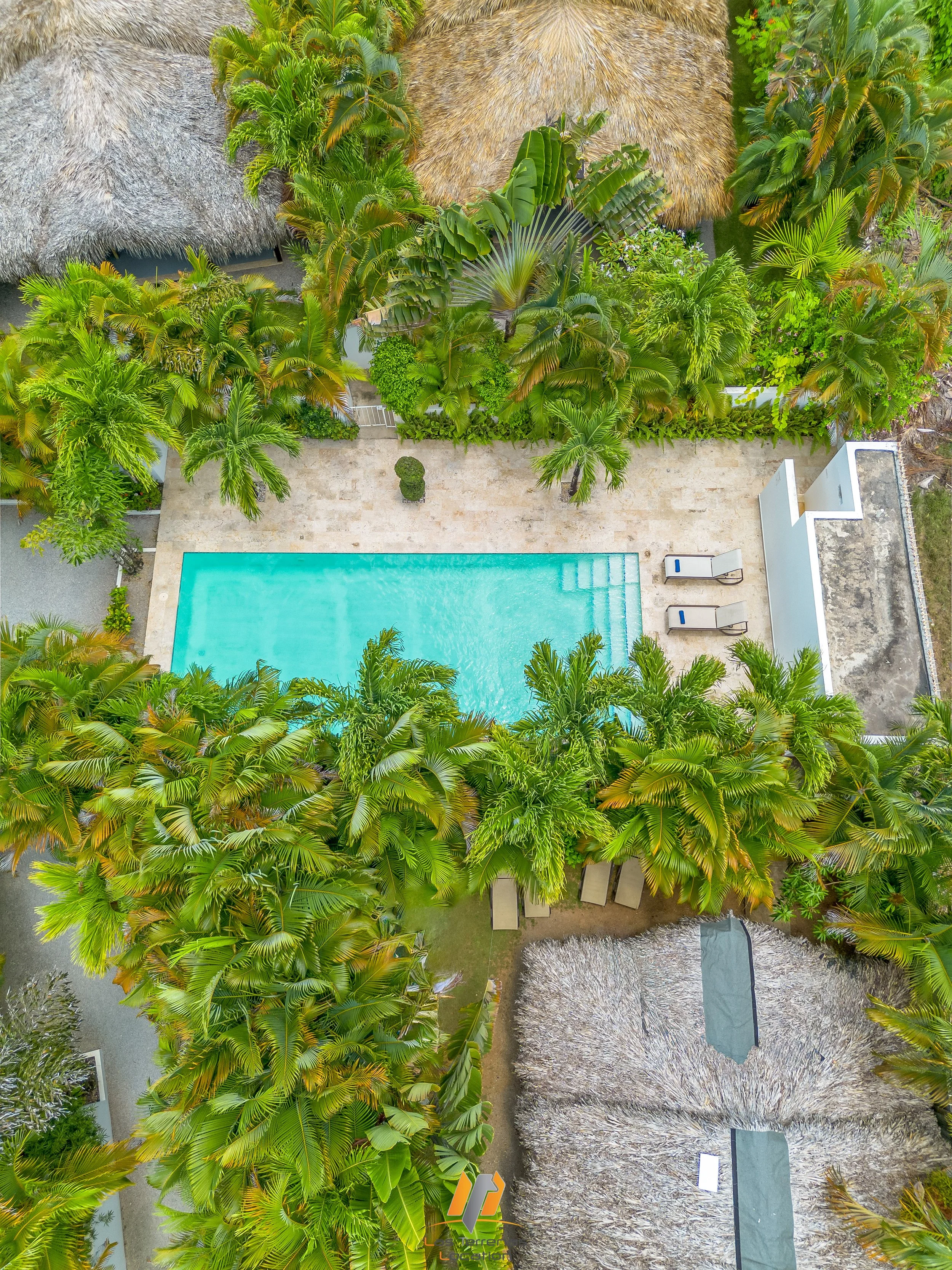 aaa piscina drone.jpg