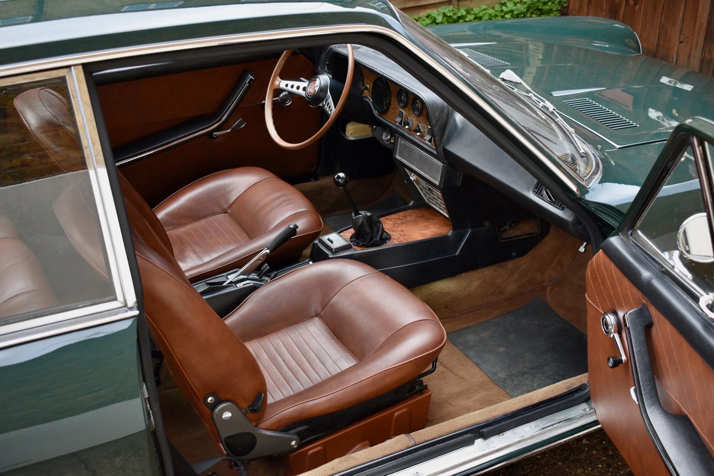analogue-motors-fiat-124-sport-coupe-interior2
