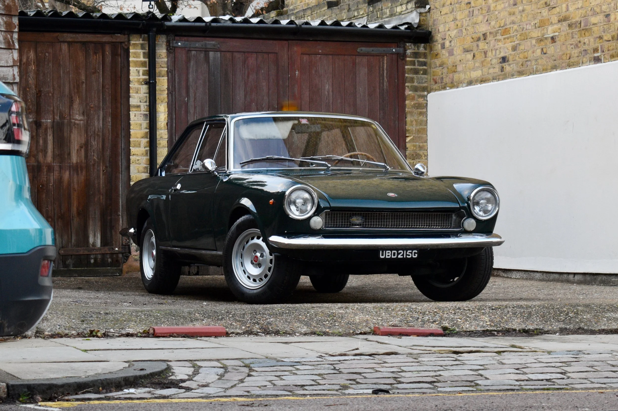 analogue-motors-fiat-124-sport-coupe-right-front