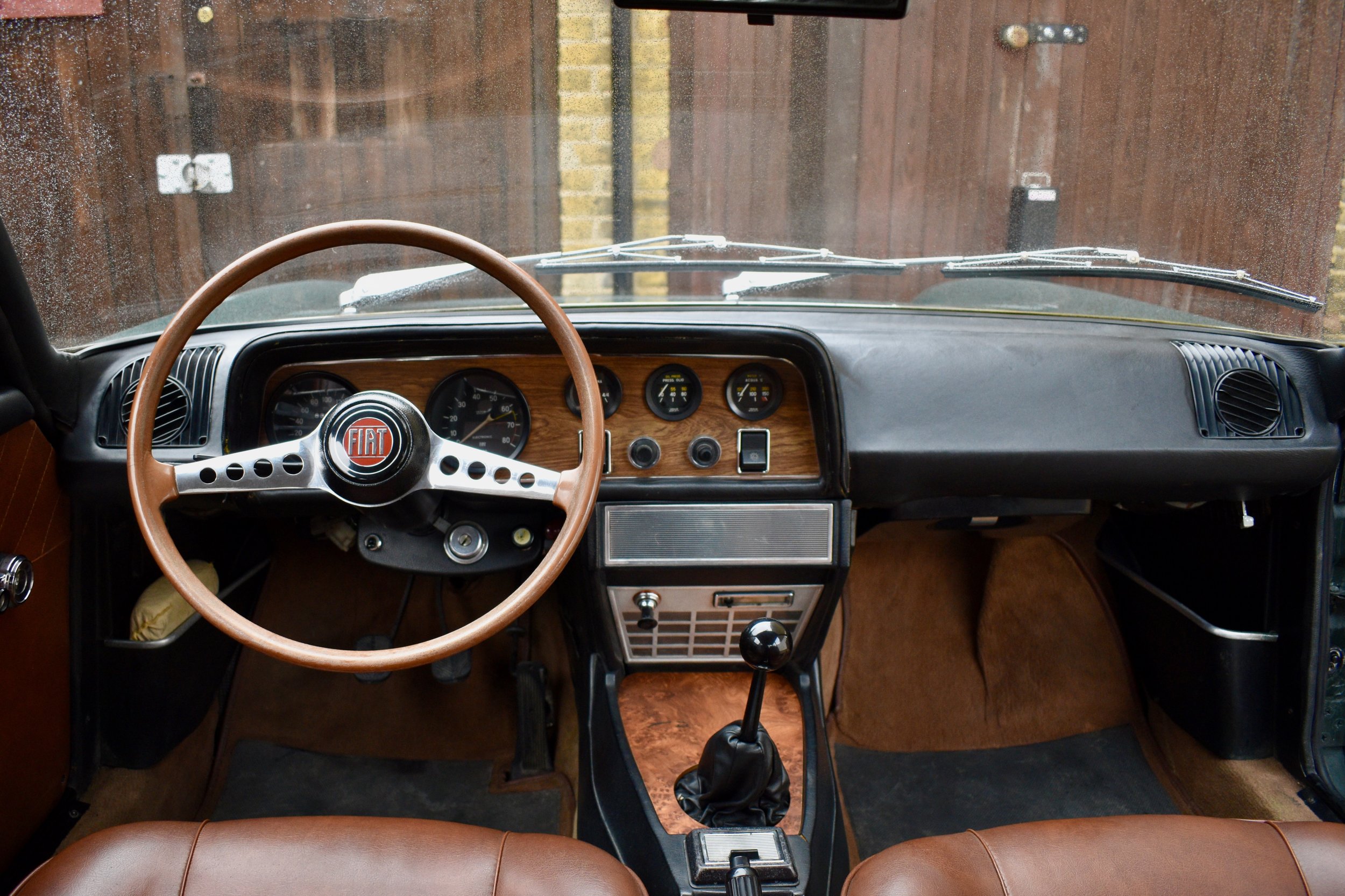 analogue-motors-fiat-124-sport-coupe-interior3
