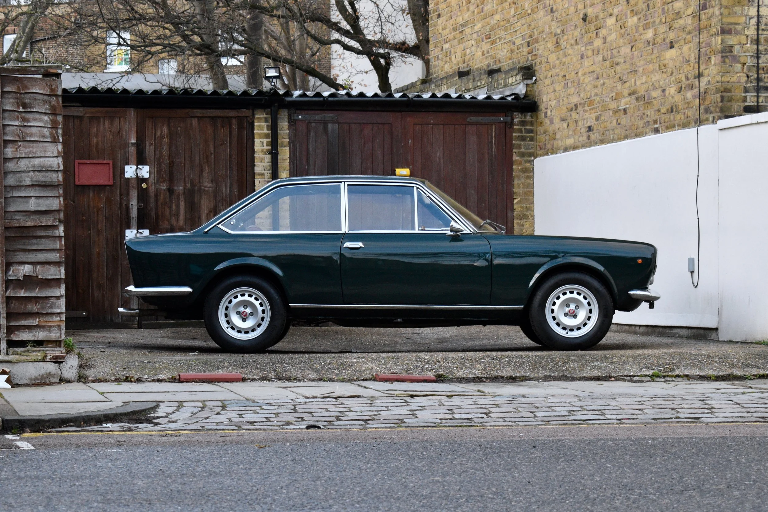 analogue-motors-fiat-124-sport-coupe-right-side