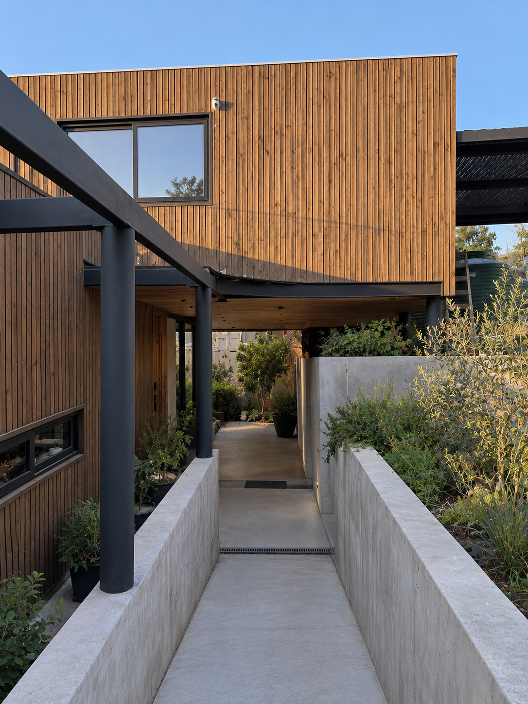 Entrada moderna con jardín y madera.png