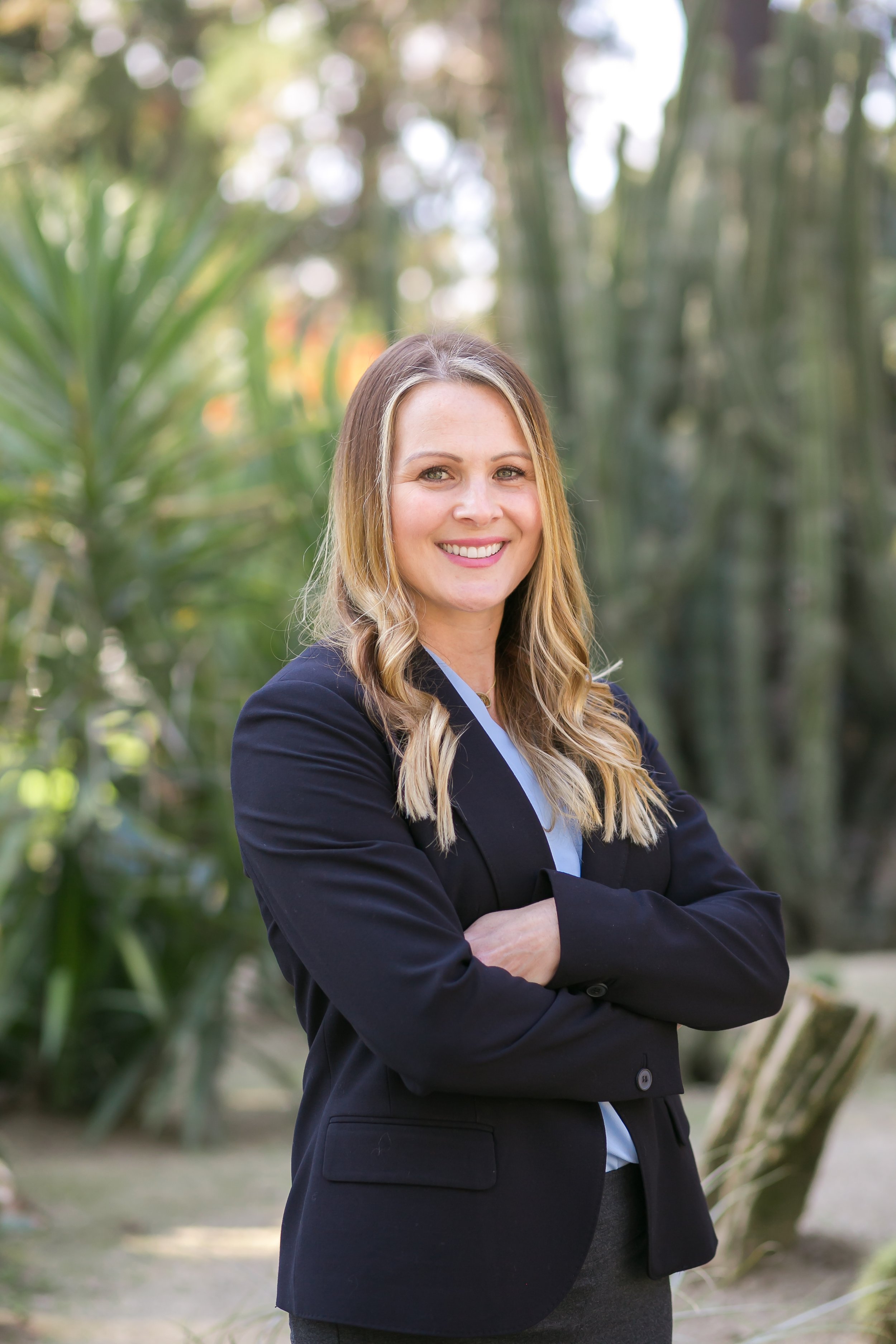 Creative and professional headshots for professional business. Action shots of business. Outdoor headshots, corporate headshots professional. Granite Bay, Roseville, Lincoln, Rocklin, Auburn, Folsom, Sacramento.