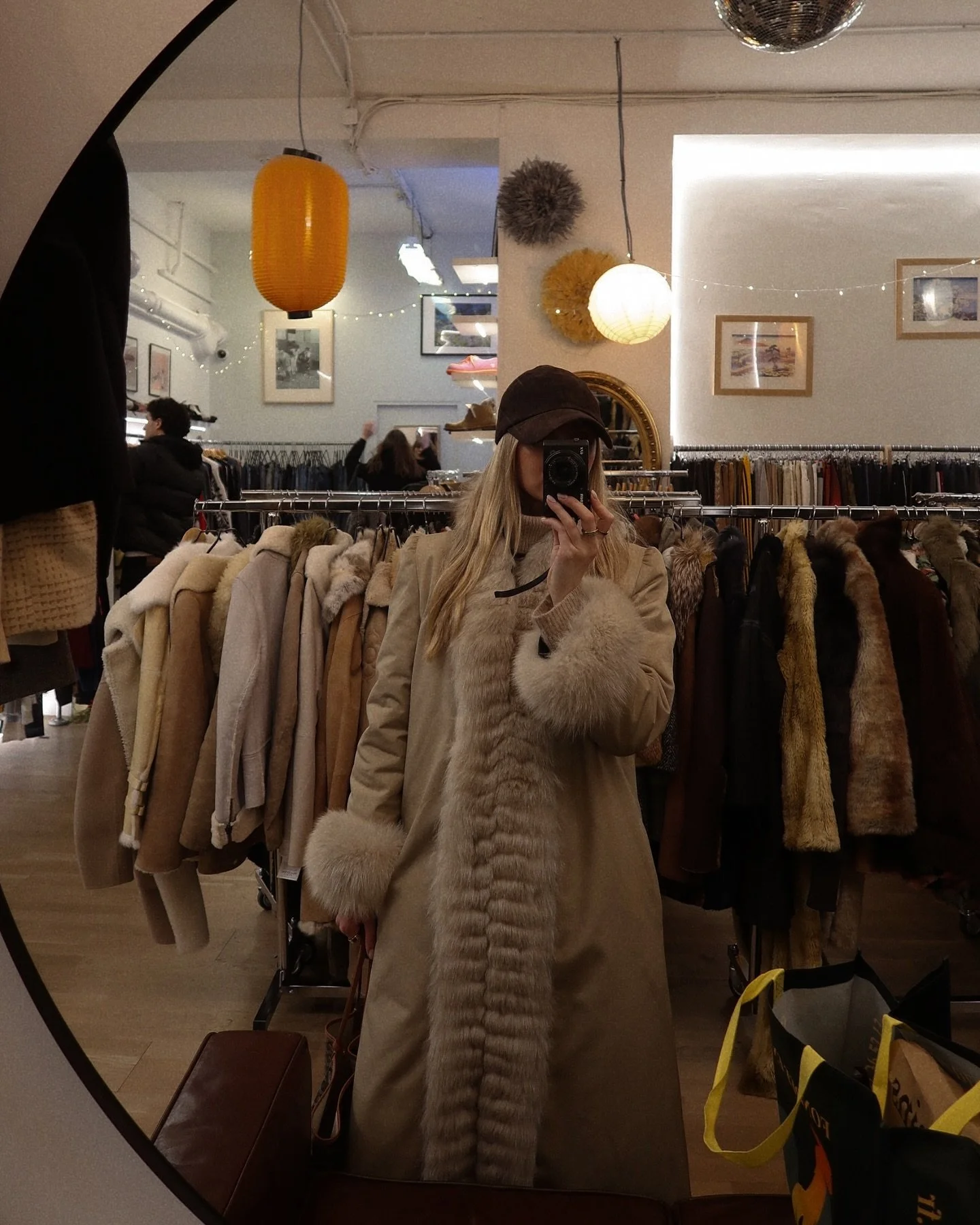 48 hours in Paris (not overrated) Guide 🥐🍸🤎

Stay:
@hotelbalzacparis 
@saintjamesparis 

Eat:
@renommee_paris 
@lepetitlutetia.paris 
@carette_paris 
@copains.paris 
@poilane 
@lavenueofficiel 
@cafecharlotparis 

Shop:
@bobby.in.paris 
@the.roomv