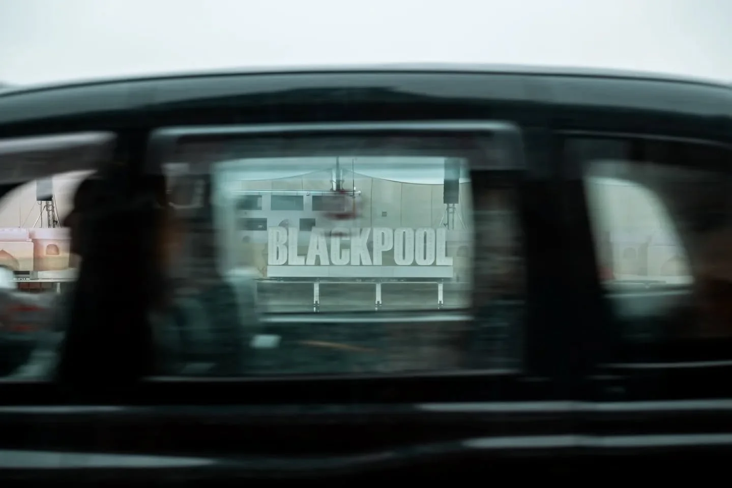 淋到懷疑自己是不是在游泳的Balckpool
第一次看到堅持不撐傘的英國人也快投降
雨衣立大功，感謝國軍的教誨