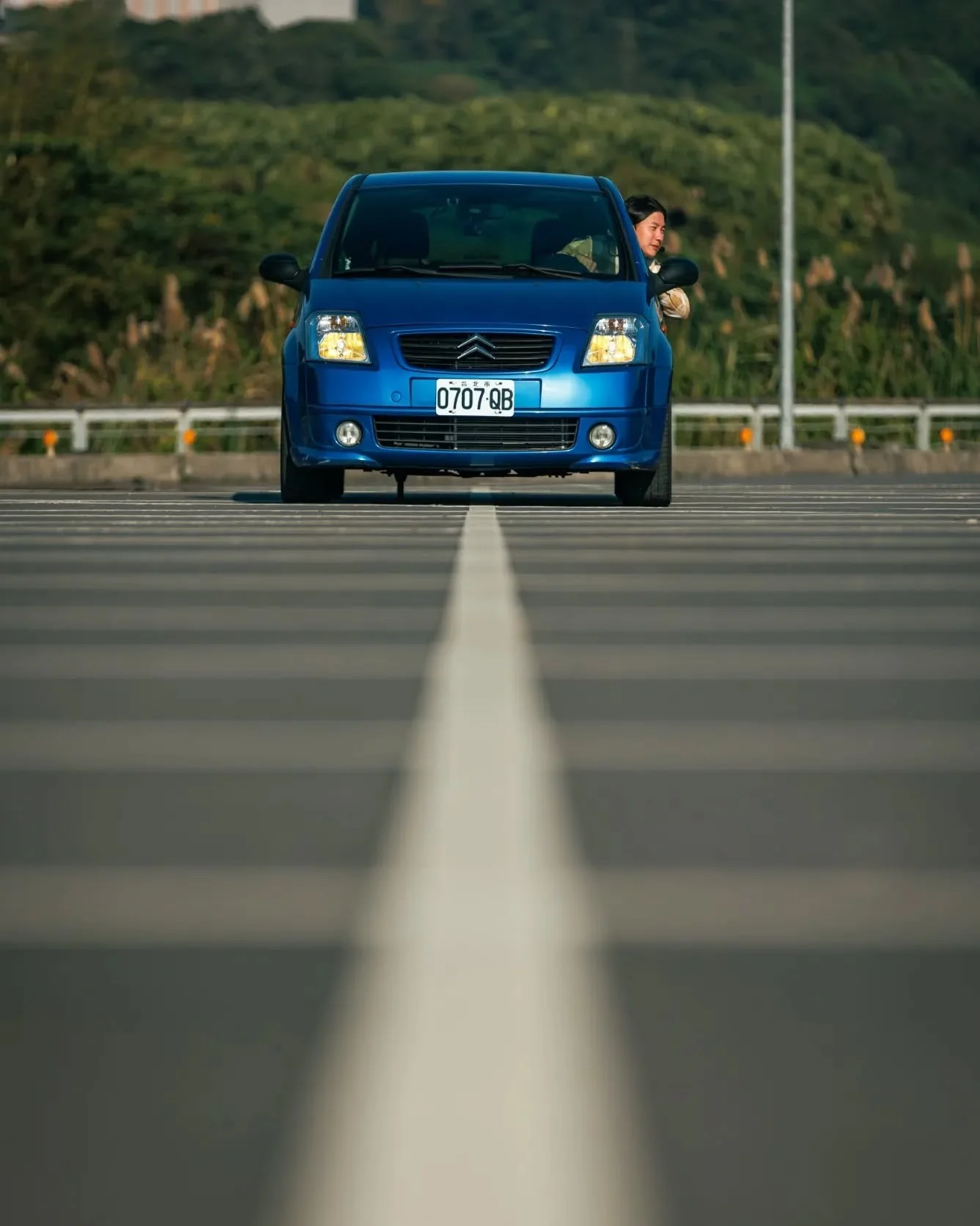 翻到年初賣掉的C2
從370z換到馬力只有1/3的C2 
卻是我對手排車的啟蒙老師

還在做車媒的時候整天被毒
每天跟Jasper吵著說要換一台fun car
圓一個所謂的"性能車夢"
加上一直都喜歡圓滾滾的車，看到370z就衝了
但總覺得少了些fun car的感覺
改裝的門檻也比想像中高
直到有一次被手排 K6載過一次賽道後
才明白 #馬力不等於樂趣 這件事

幫370z找了個好主人後
換了雖然不是圓圓的，但很迷你的手排Citroen C2 1.6
這車價格很賤之外，改裝品