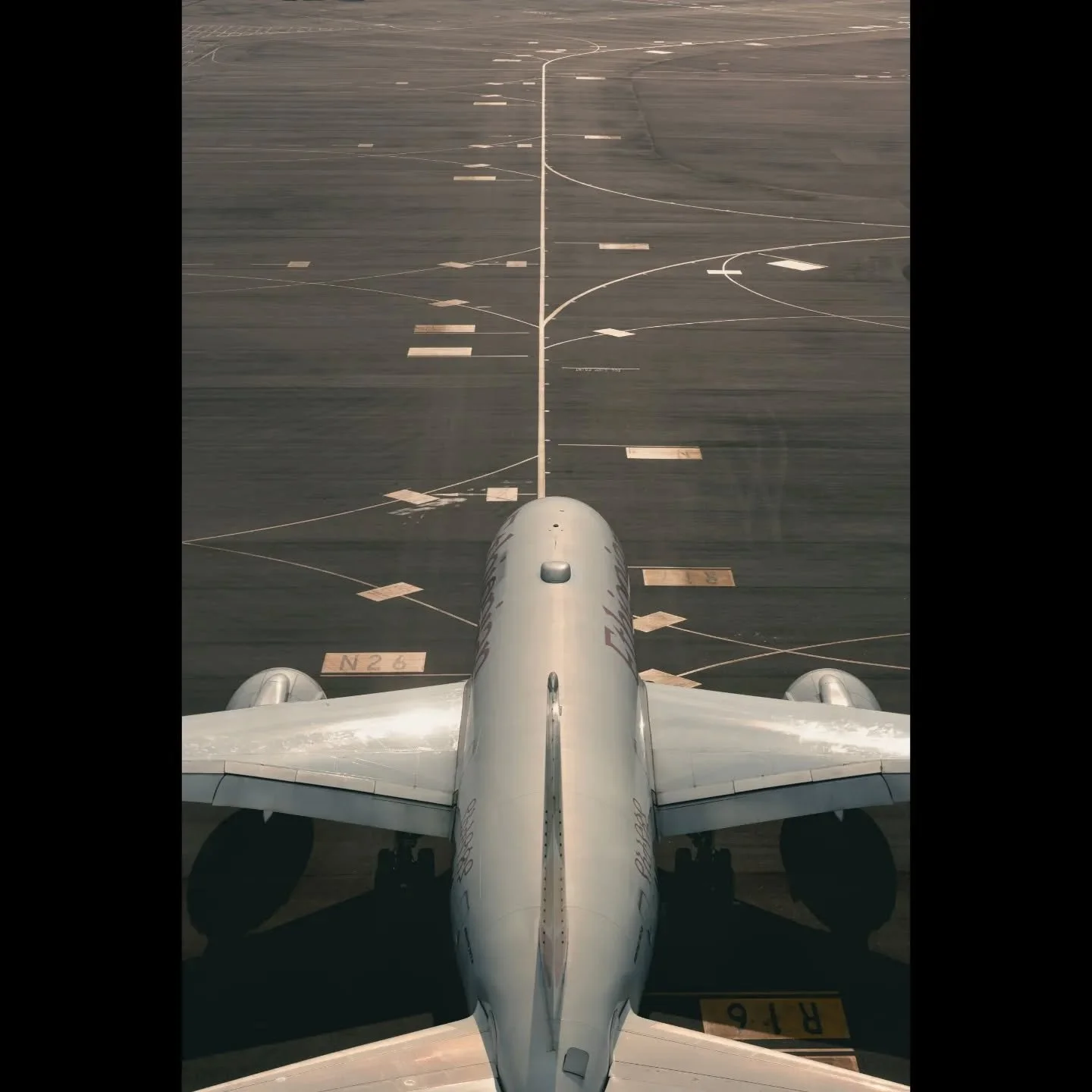 獨遊3：不知道為何很享受等轉機這件事
偷偷閒，開個筆電假裝商務一下
吃那些又貴又難吃的食物，價格看都不看
逛那些買不下手的精品，...但還是不買
-
在離開香港前遇了一個大颱風
看到全部人都懟在各種布告欄前
都在咒那些亮紅字班機的都是別人的
-
像香港機場這種mega大的機場
帶兩機三鏡的我真的是走到腰痛到不行
走著發現香港機場從人到建築都很包浩斯
大概還停留在千禧末期那種