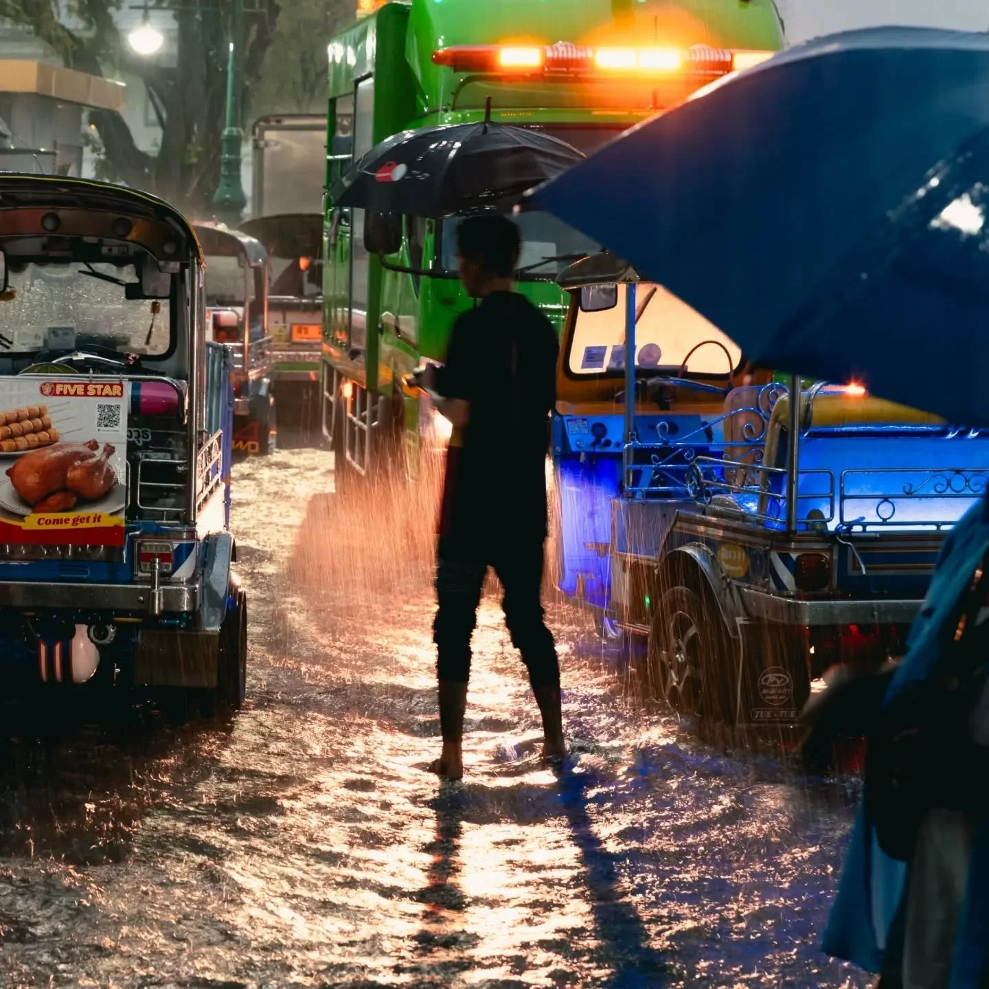 獨遊2：在我後悔揹大相機出門的最後一天
好巧不巧遇到曼谷暴雨，又剛好都是戶外的行程
踩著淹到小腿的小溪到廟裡躲雨去
聽到中國遊客都在說市中心有隨機槍擊案
害我不知道該泡在水裡還是回程
-
曼谷的嘟嘟車跟彎樑車在水裡跑起來
那才叫做全地形ADV
-
後來才知道槍擊的地方是我原來的行程
如果不是因為睡太晚換行程，可能在逃命了
我還是選擇泡水好了

#thailand🇹🇭 #bangkok