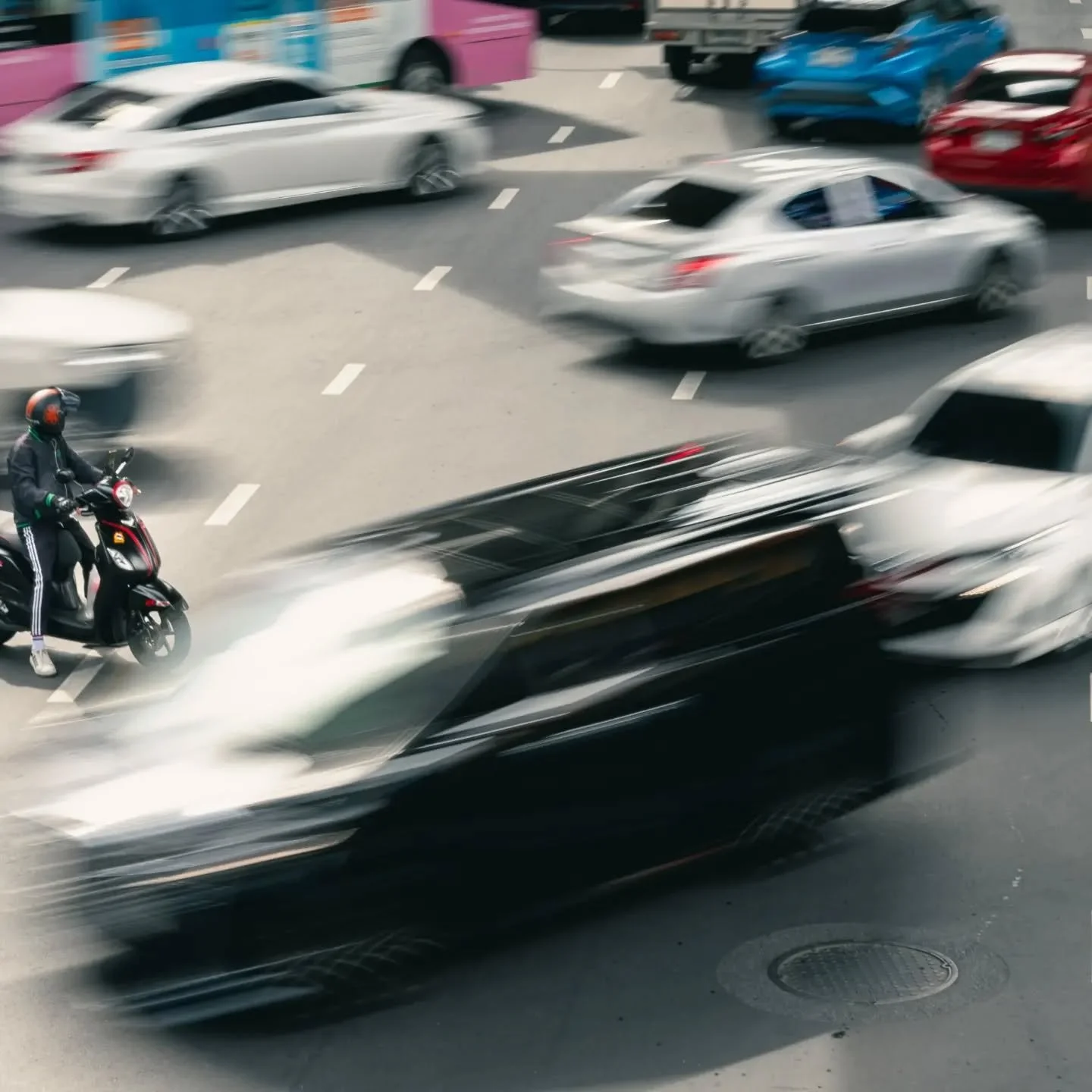 幾個月前去了一趟小獨遊
曼谷的空橋跟香港又有點不同
依舊四通八達，但少了摩登更多了工業感
-
比起說是為行人而做，更像是被機動車輛給趕上來
下面馬路就像動物大草原，大大小小跑在一起卻沒撞翻
-
做為一個行人遊客
在曼谷市中心有一半時間都是從上往下看
再來就是在摩托計程車後座時
不戴安全帽騎行真的舒服舒服
（危險程度大概跟假日去北宜差不多）

#bangkok