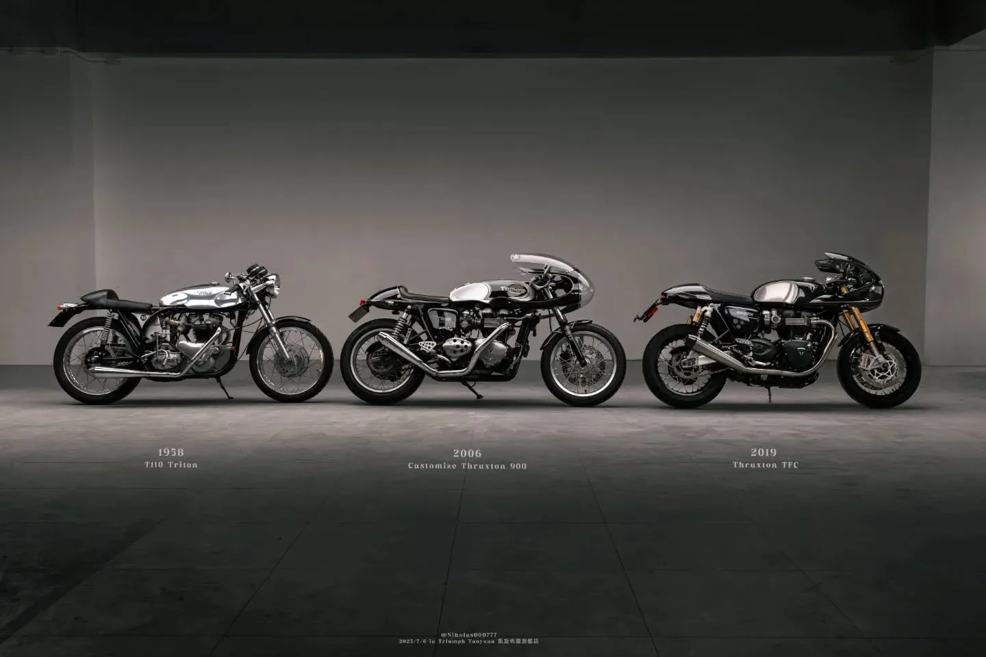 七月托Stanley的福
有機會在把Triton放回 @ton_up_cafe 之前
在倉庫幫三代同堂留個影~
-
雖然Triton已是Norton骨，但還是有顆凱旋心啊
好想印出來掛牆上

#triton #triumph #thruxton900  #thruxton #thruxtonr  #t110 #t120 #t100 #norton #nortonmotorcycles