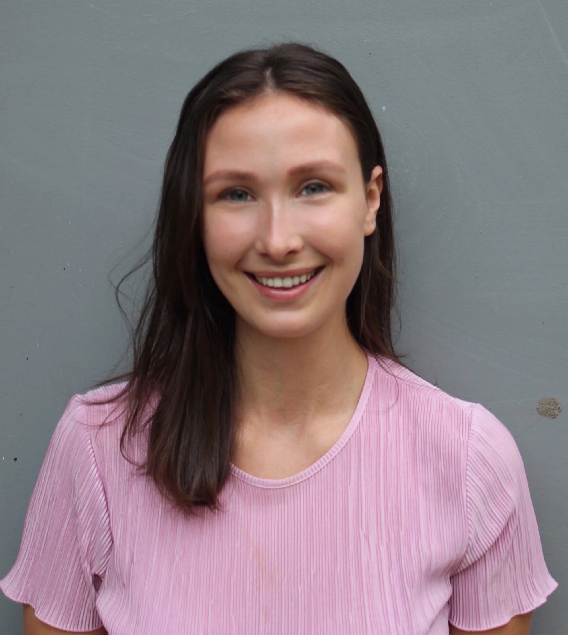 A female dietitian helping women struggling with disordered eating, binge eating, emotional eating, food noise.