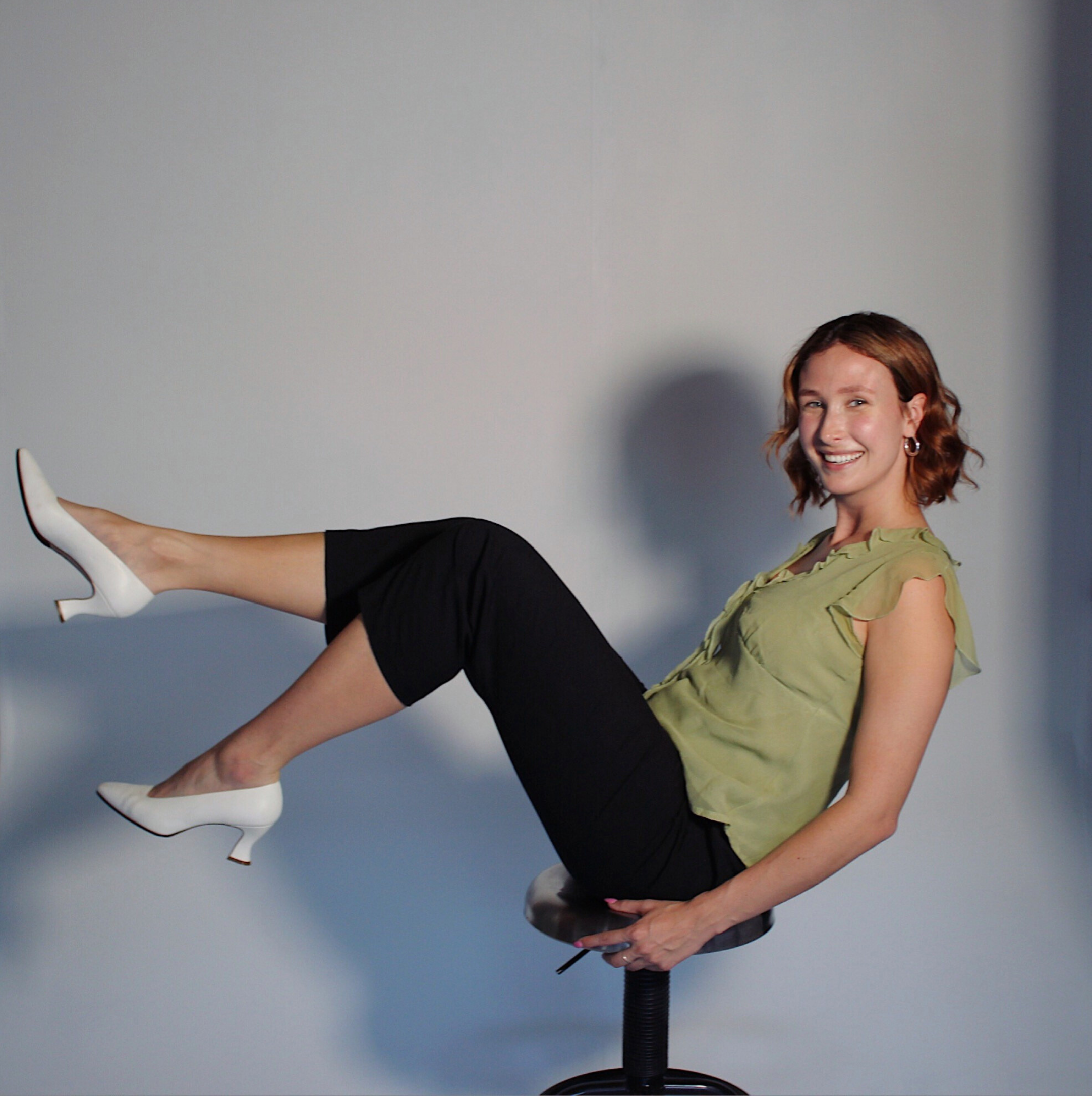 A female dietitian who has an empathetic, human approach to helping women improve their relationship with food and achieve weight loss in a healthy way.