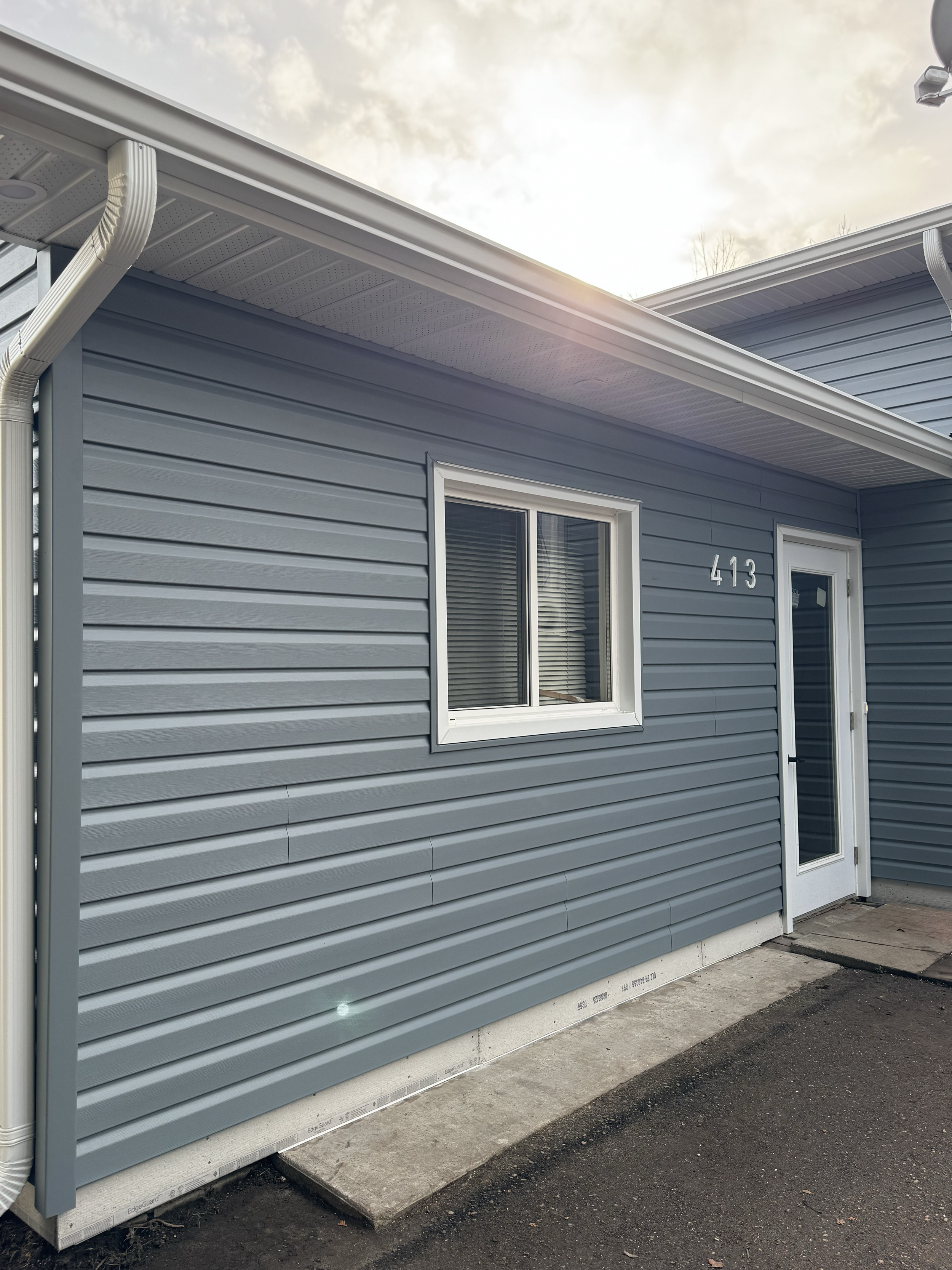 Vinyl siding install renovation Midland, ON