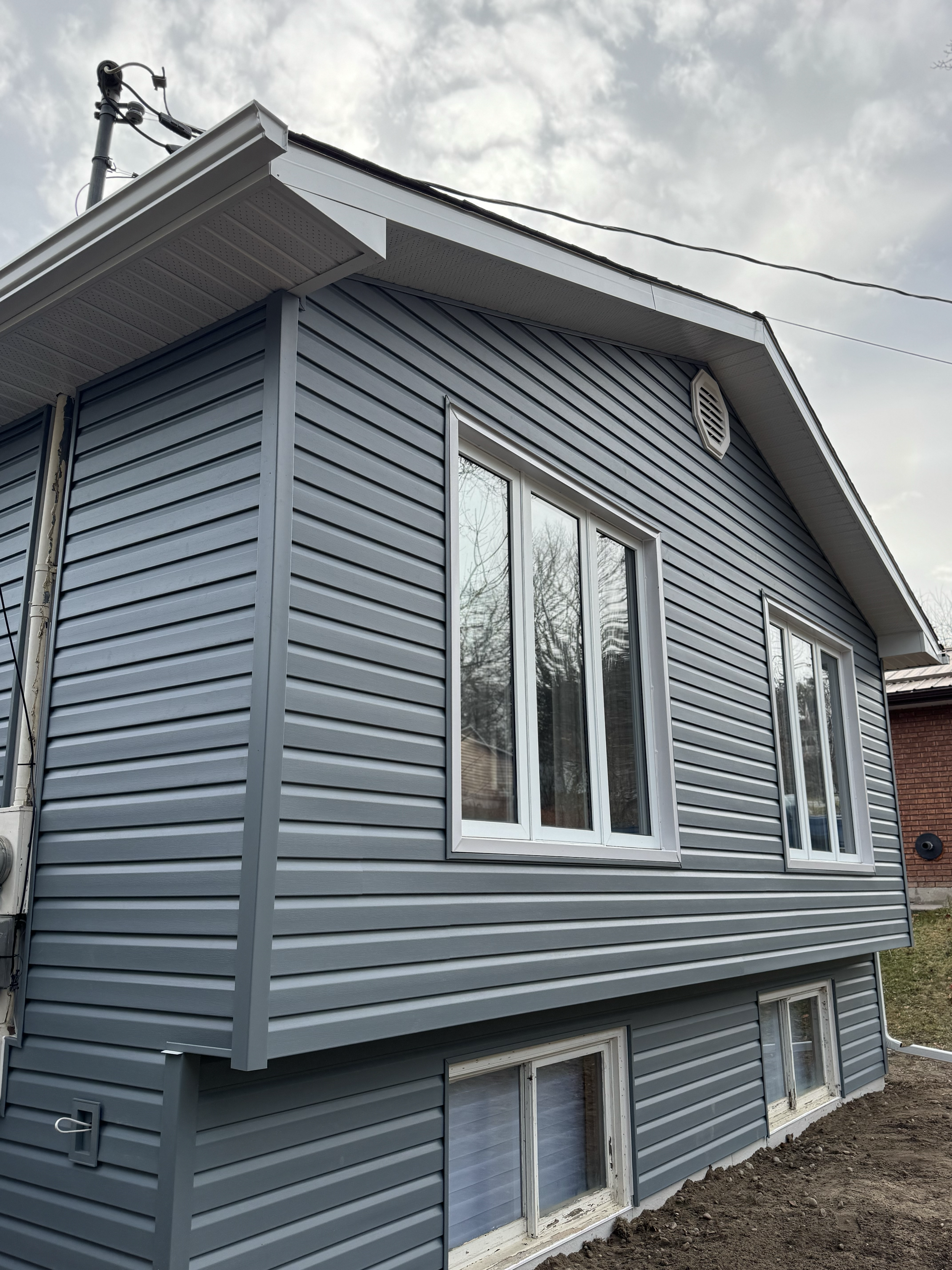 Vinyl siding install renovation Midland, ON
