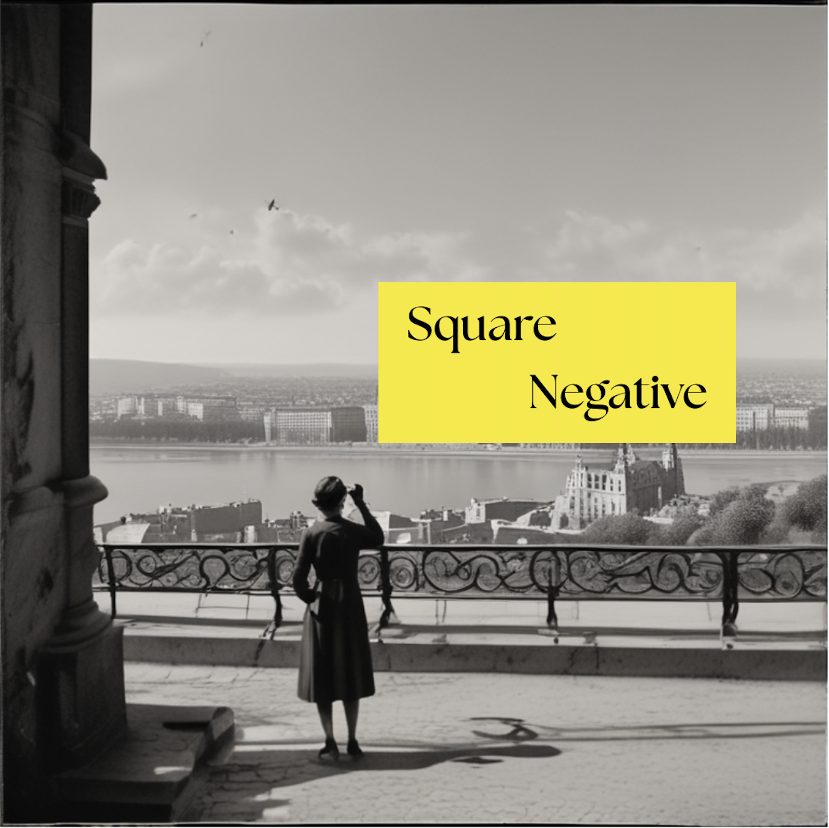Sort-hvitt bilde av en kvinne som står på en balkong og ser ut over elven og byen, med tekstboksen 'Square Negative' i gult.