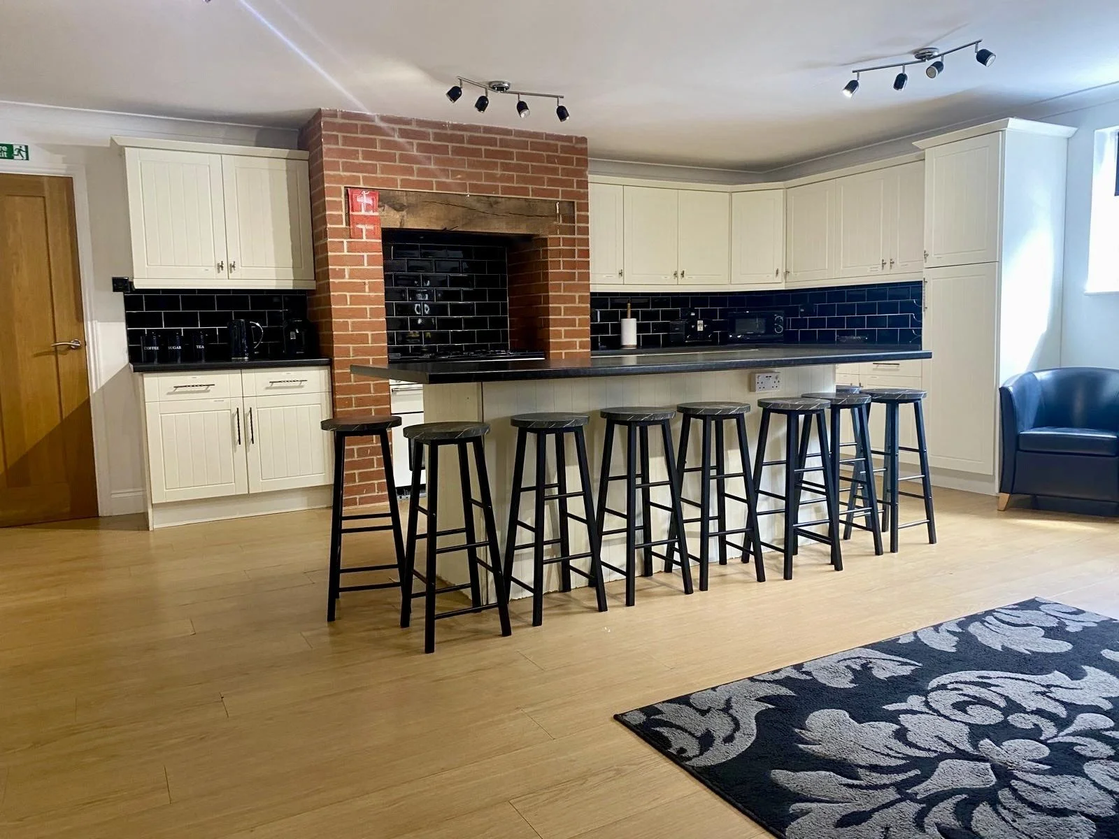 kitchen 2.jpg
