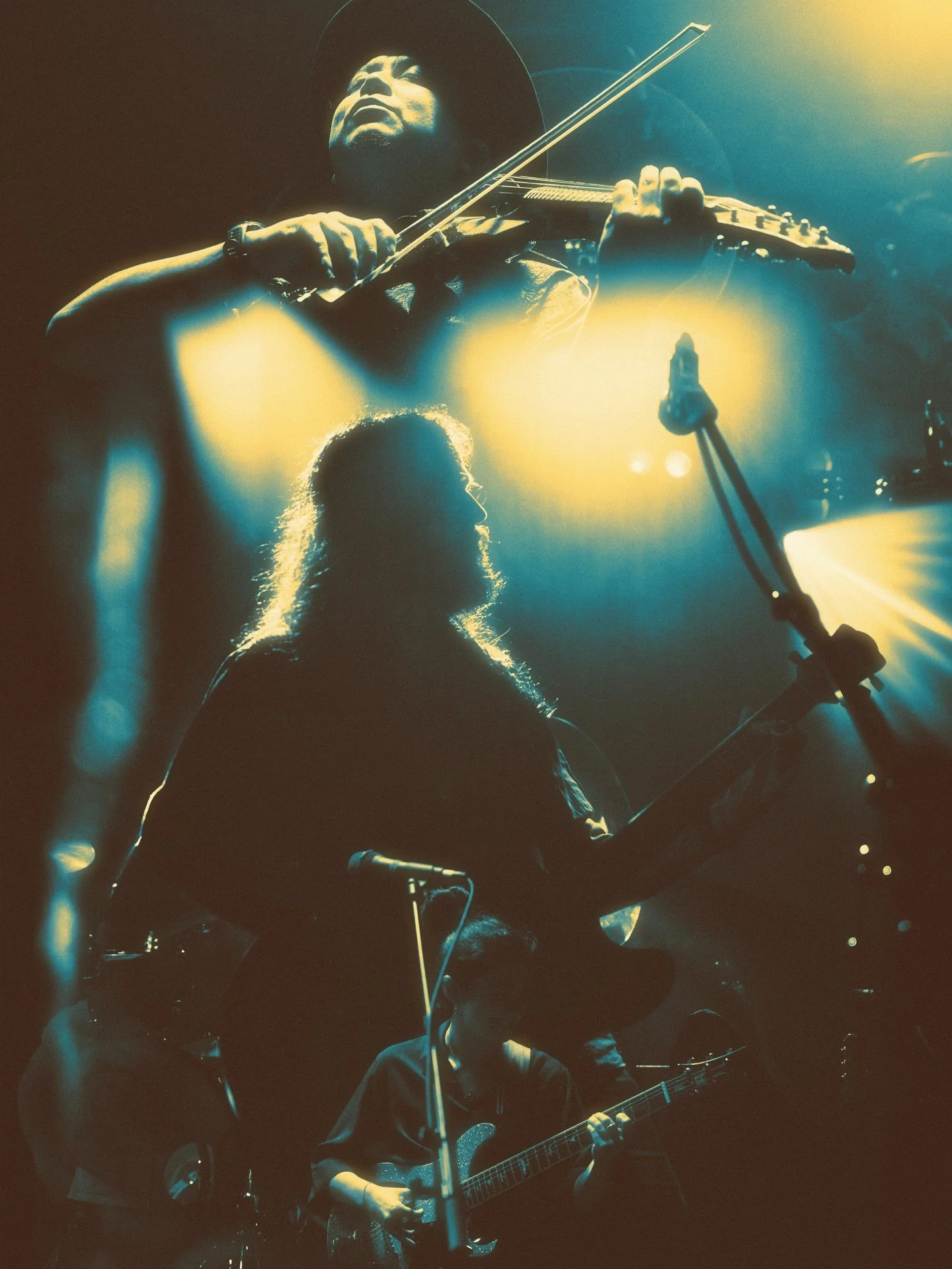 Last draft of @shawnjamesmusic show at @letrabendo 
What a pleasure to shoot such a talented artist !
&bull;
&bull;
&bull;
#shawnjames #rocknroll #concert #live concert