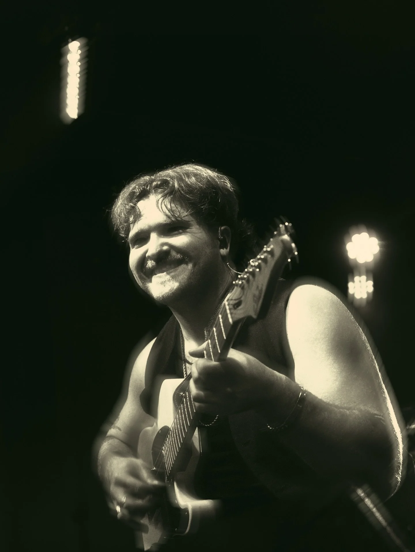 Derni&egrave;re partie du concert, encore merci &agrave; @highfademusic pour m&rsquo;avoir donn&eacute; l&rsquo;opportunit&eacute; de shooter ce concert, c&rsquo;&eacute;tait fou !
&bull;
&bull;
&bull;
&bull;
#highfade #concerts #live #funk #concert