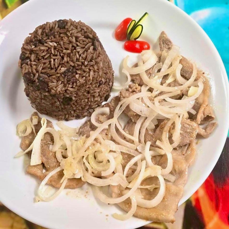 Bistec de Cerdo Encebollado