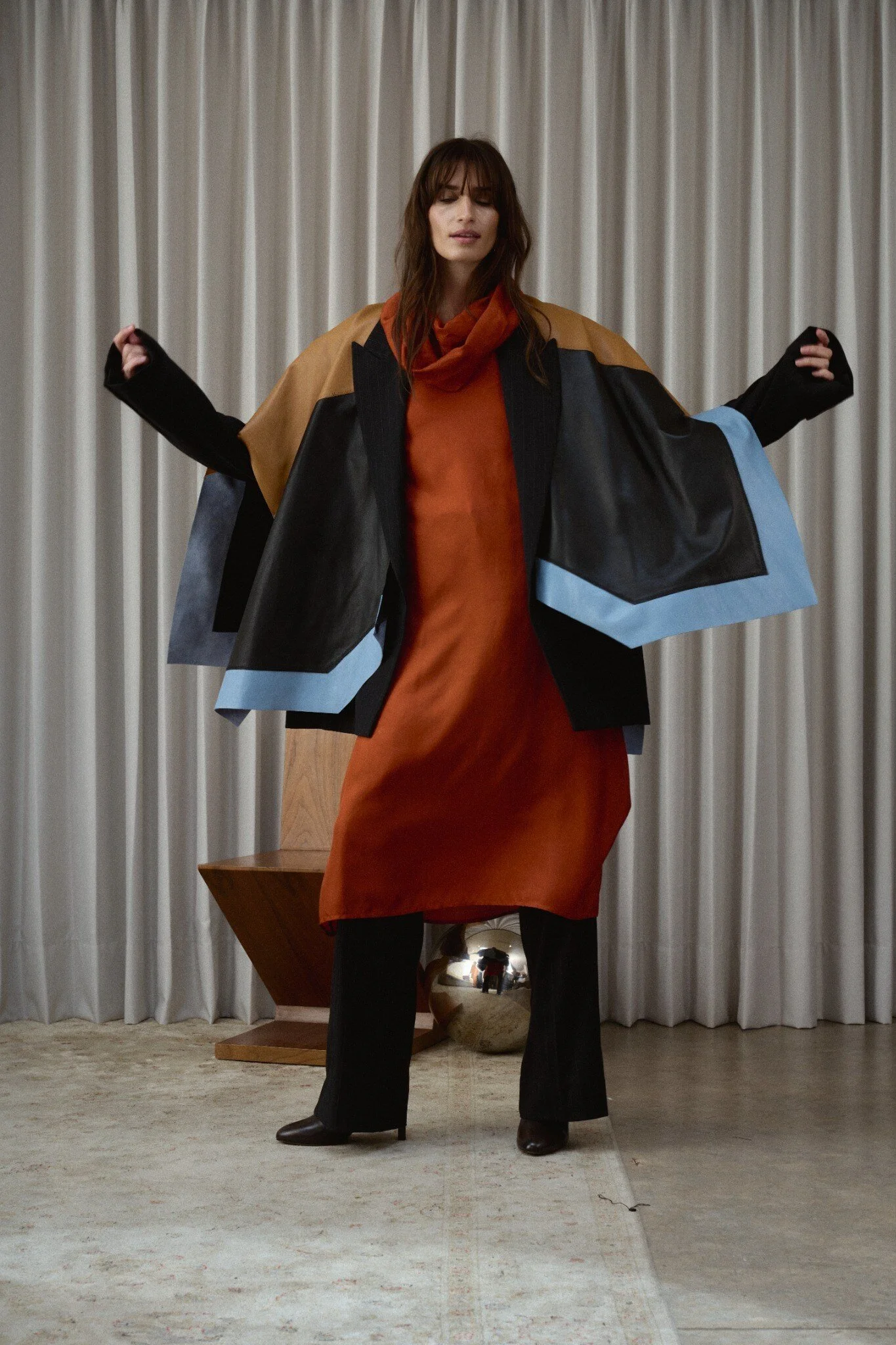 02_Poncho_Contorno_Honey_Black_Sky_Blue_Styling.jpg