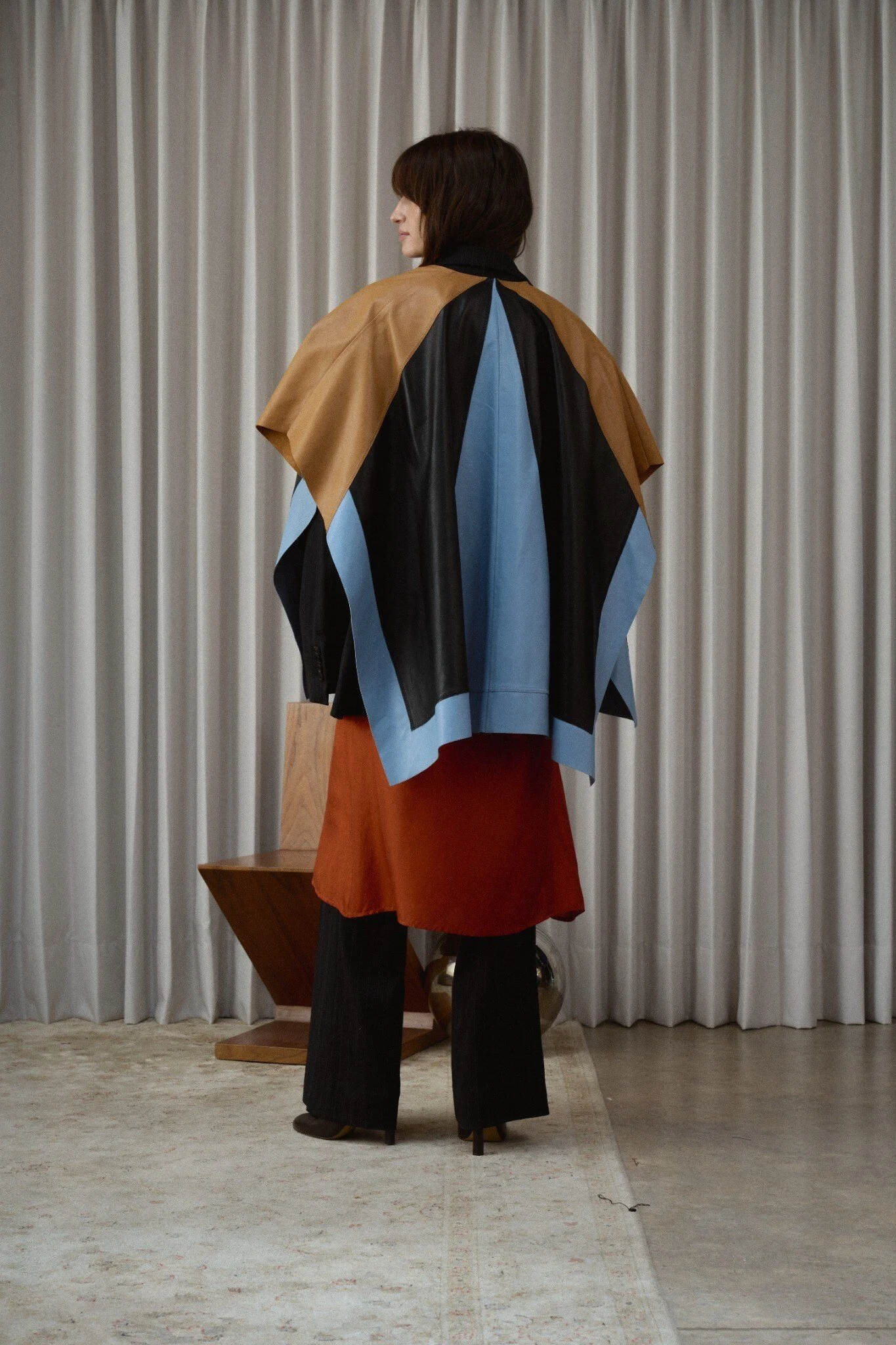 04_Poncho_Contorno_Honey_Black_Sky_Blue_Back.jpg
