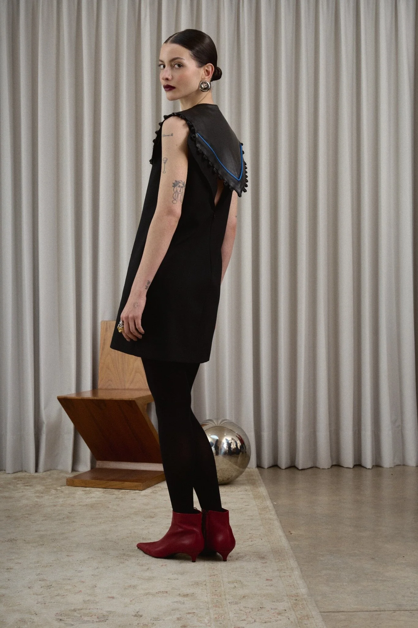 03_Leather_Collar_Black_Blue_Side.jpg